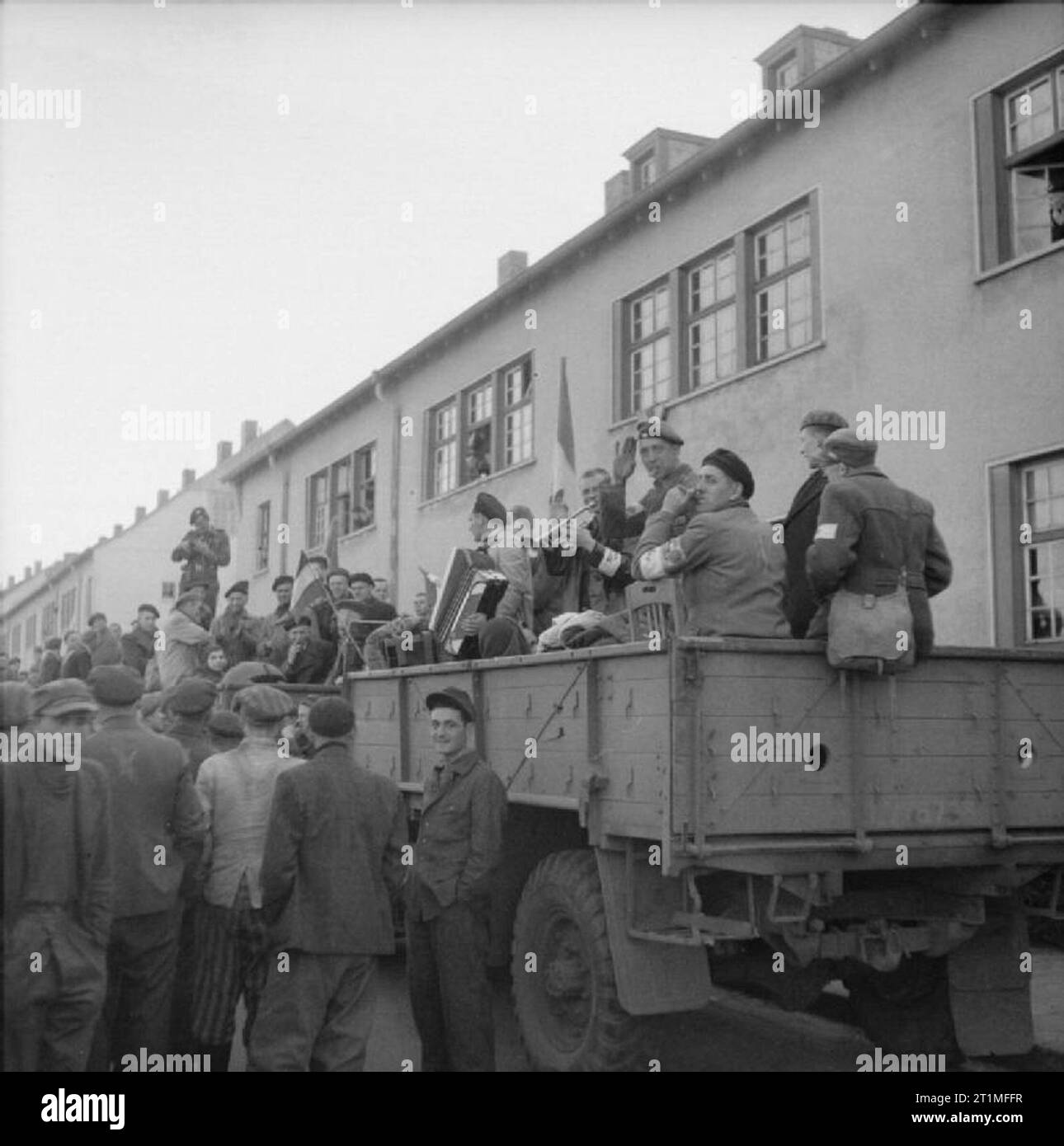 La liberazione di Bergen-belsen Campo di Concentramento, Aprile 1945 francese, belga e olandese camp detenuti, alcuni celebrando da suonare strumenti musicali, prepararsi a lasciare il Camp n. 2, Hohne caserma militare, dopo che è stata fatta passare montare per tornare nei loro paesi. Foto Stock