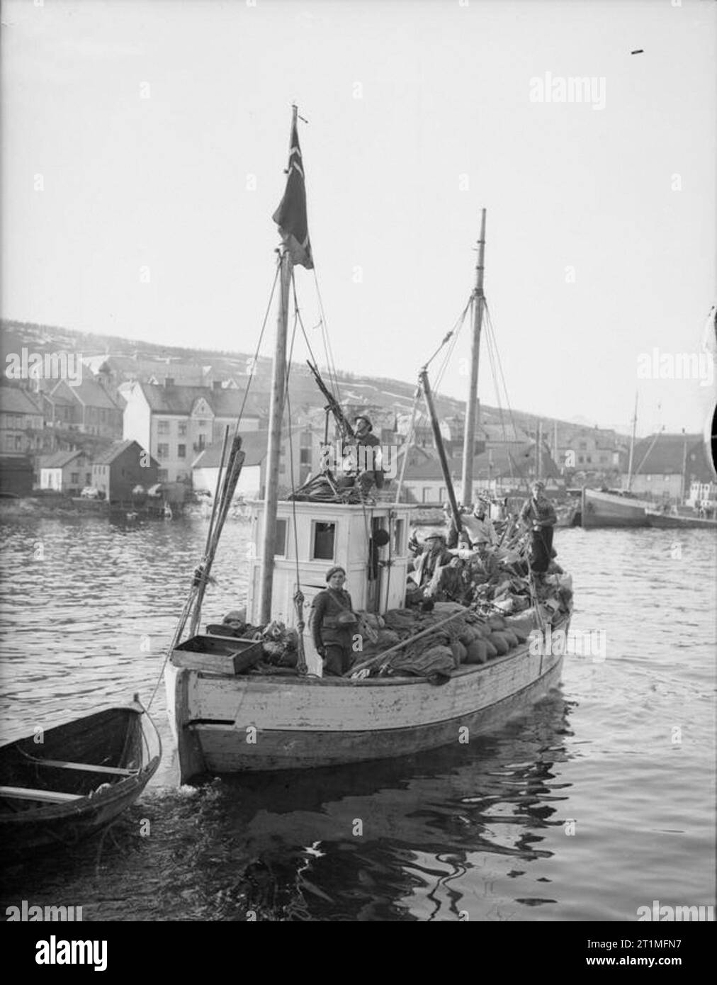La campagna di Narvik, 1940 truppe del polacco Podhalan indipendenti fucili brigata lasciando il Harstad Harbour sulla pesca smack con forniture per le loro unità. Foto Stock