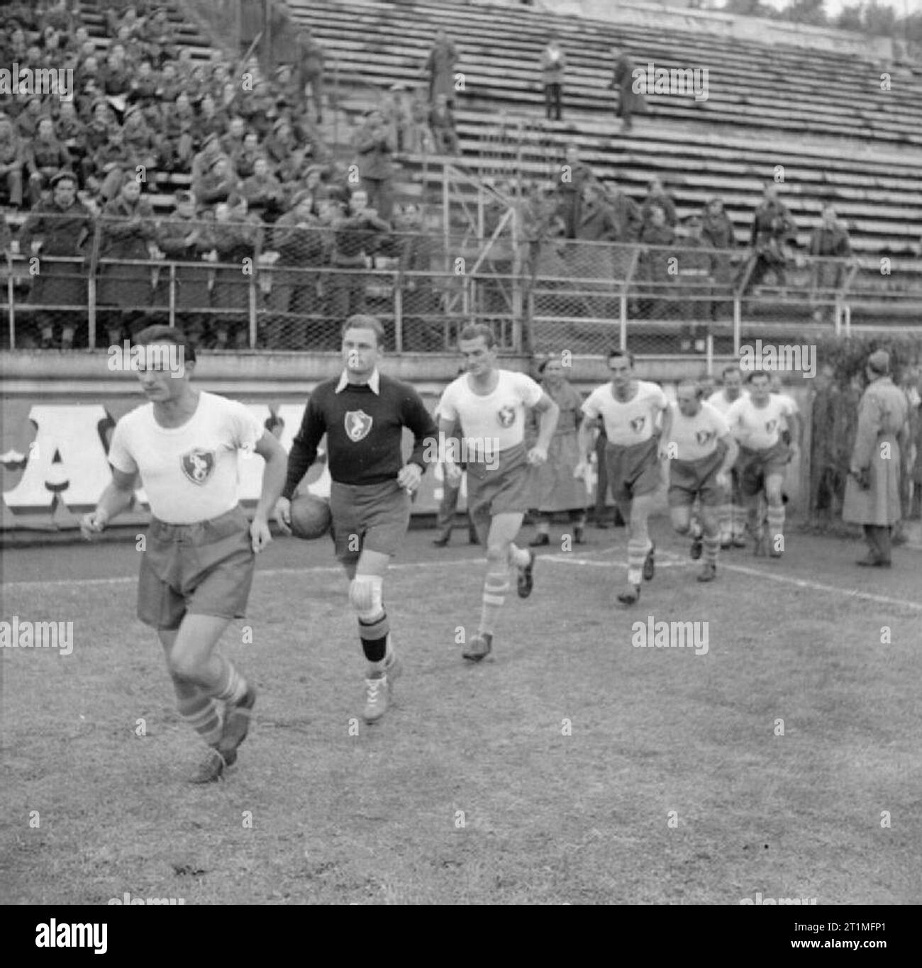 British Vs Esercito Polacco del gioco del calcio, Roma squadra di gioco del calcio della Seconda Armata polacca in esecuzione su un passo di Roma. A dispetto di un cambiamento del tempo una folla immensa rivolta verso l'alto. Il punteggio finale è stato esercito britannico 10, Seconda Armata polacca - 2. Foto Stock