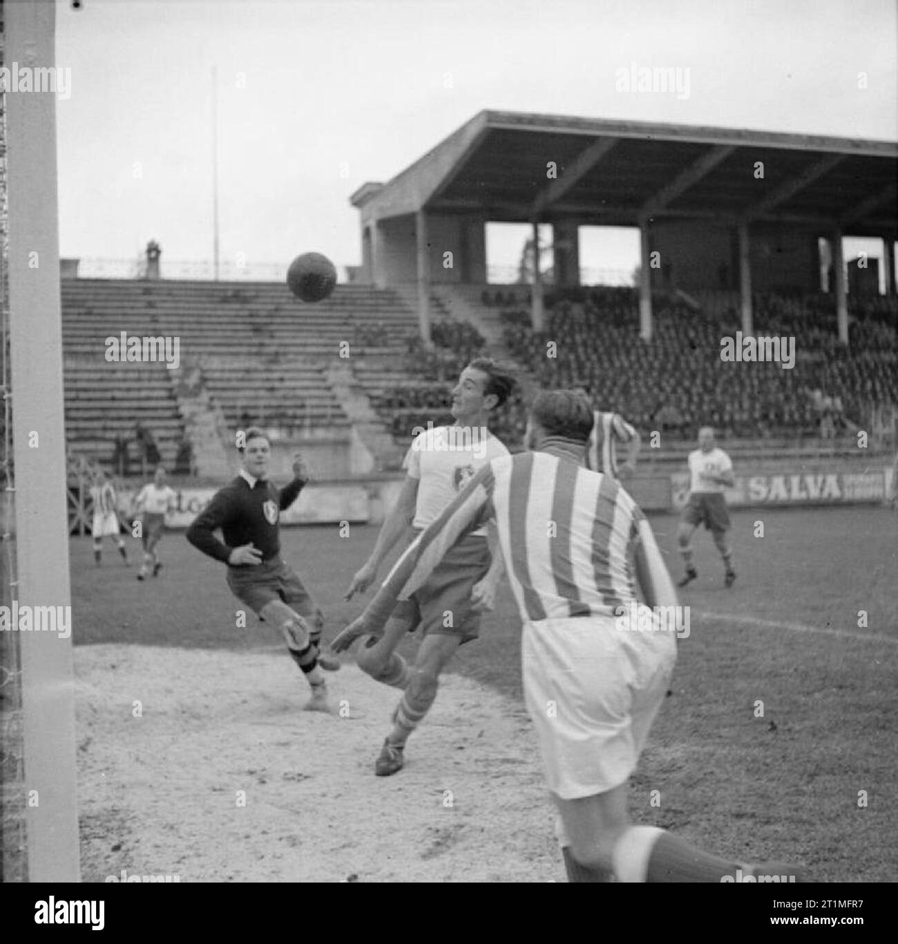 British Vs Esercito Polacco del gioco del calcio, Roma Spence, British esterna sinistra, facendo segnare il secondo obiettivo. A dispetto di un cambiamento del tempo una folla immensa rivolta verso l'alto. Il punteggio finale è stato esercito britannico 10, Seconda Armata polacca - 2. Foto Stock