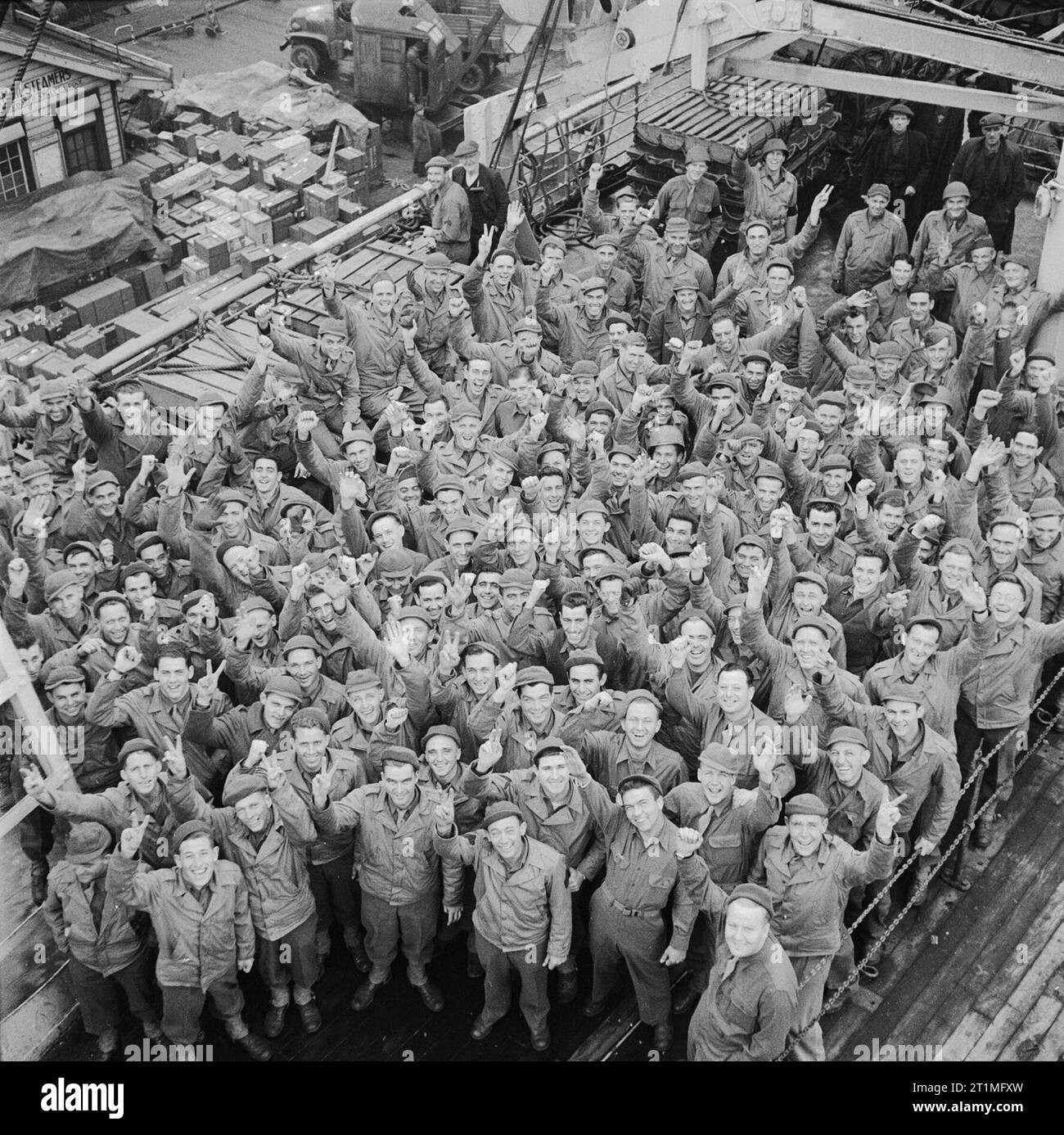 L'esercito degli Stati Uniti nel Regno Unito 1942-45 soldati americani allegria e dare il 'V' segno come loro troopship il ATHLONE CASTELLO cuccette a Liverpool, il 4 o il 5 aprile 1944. Foto Stock