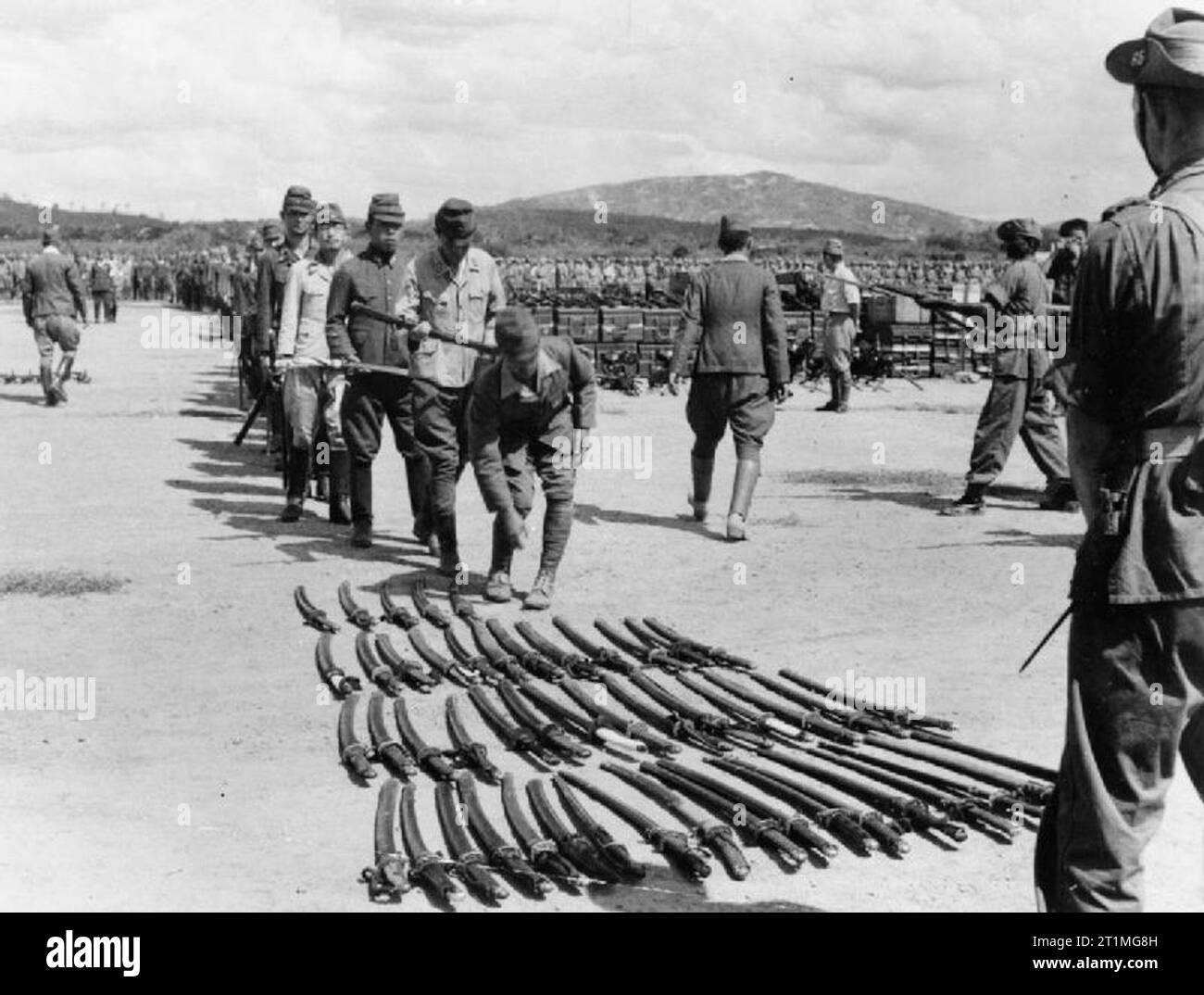 Resa giapponese in Malesia, 1945 Una lunga linea di funzionari giapponesi attendere a cedere le loro spade al venticinquesimo divisione indiana a Kuala Lumpur. Foto Stock