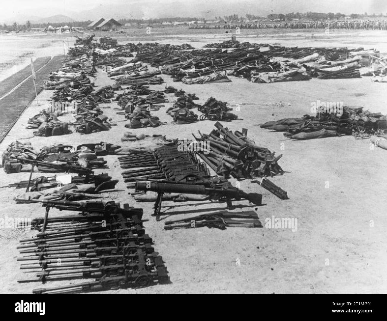 Resa giapponese in Malesia, 1945 pile di armi giapponesi e le attrezzature oggetto di rinuncia alla XXV Divisione indiana a Kuala Lumpur. Foto Stock