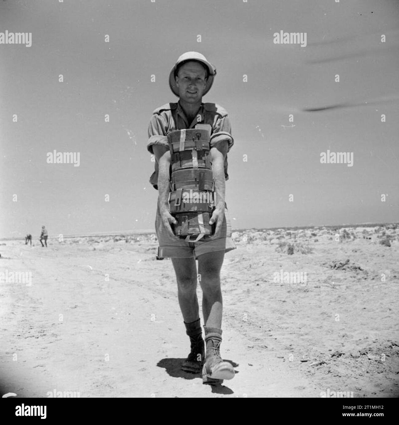 Le forze del Commonwealth in Nord Africa 1940-43 un sudafricano sapper portando una pila di mine, Egitto, 2 luglio 1942. Foto Stock