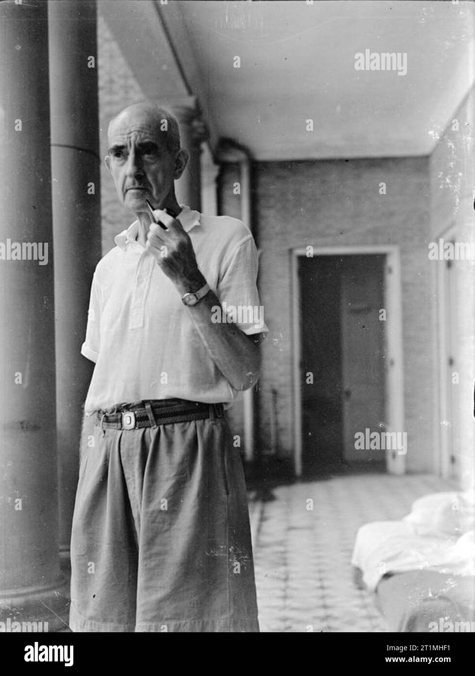 British Pacifico flotta 1944-1945 Ex-Vice Cancelliere della ex università di Hong Kong, signor D J Sloss, ha agito come capo degli internati' Mail Dipartimento di censura durante l'occupazione di Hong Kong. Qui, signor Sloss è visto sul balcone della segretaria coloniale dell'Ufficio dopo aver dato il primo libero conferenza stampa in lingua cinese e inglese corrispondenti giornale immediatamente dopo lo sbarco dei marines britannici dalla Task Force, entrato Vistoria Harbour su giovedì 30 agosto 1945. Signor Sloss e i suoi colleghi speranza per riavviare l'Università il più presto possibile. Foto Stock