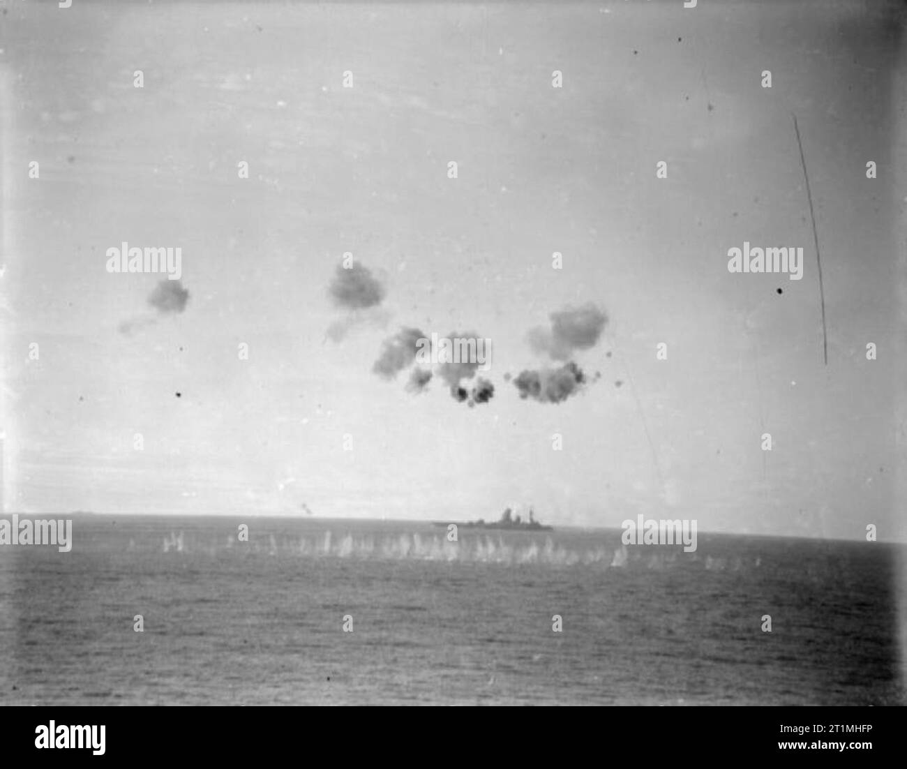 Funzionamento piedistallo, Agosto 1942 12 agosto: attacchi aerei: HMS NELSON durante le battaglie aeree su 12 Agosto 1942. Foto Stock