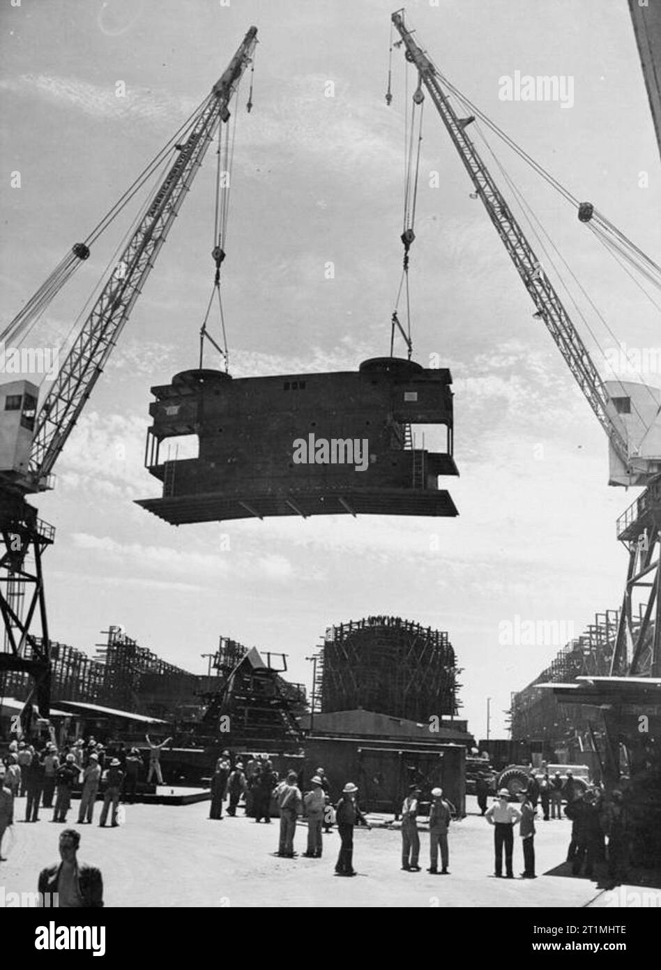La costruzione navale nell'Kaiser Cantieri navali negli Stati Uniti durante la Seconda Guerra Mondiale il trasferimento di una sezione della tuga in posizione sulla scafo n. 483 presso il cantiere di Richmond numero due della cantieristica navale di Richmond Corporation a Richmond, California. Foto Stock