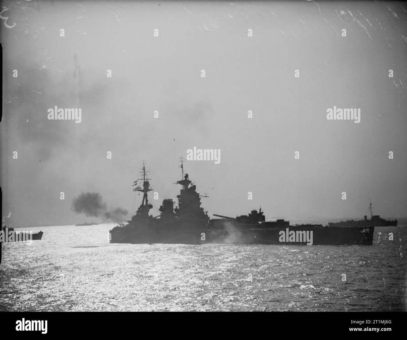 La campagna alleata nel nord-ovest d'Europa, 6 giugno 1944 - 7 Maggio 1945 La Battaglia di Normandia: HMS RODNEY bombardamento nemico shore posizioni prima il britannico e canadese e attacco a Caen, che è stato lanciato con successo il 8 luglio 1944. Foto Stock
