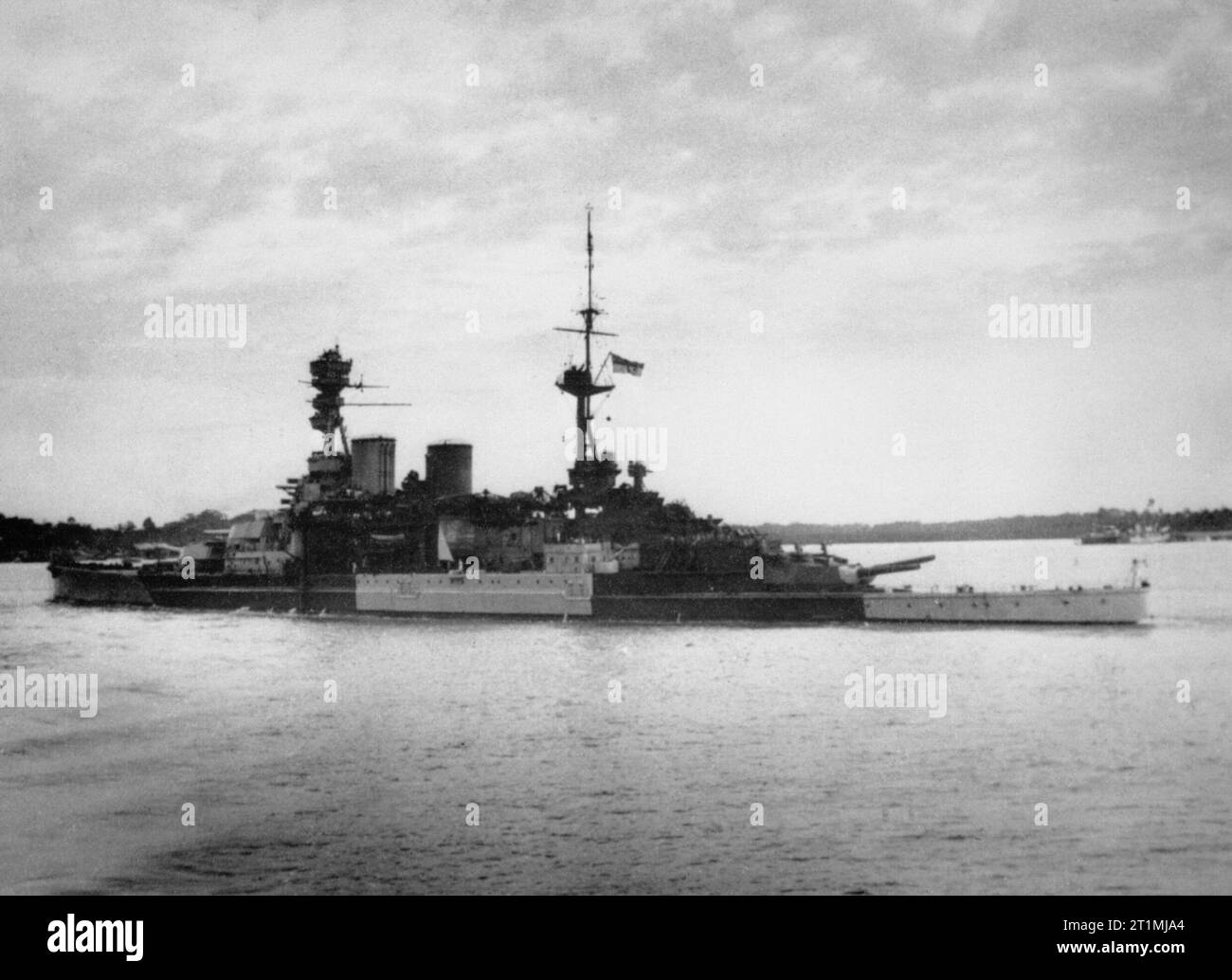 Il battlecruiser HMS REPULSE vela da Singapore, 8 dicembre 1941. Il battlecruiser HMS REPULSE vela da Singapore con la sua ultima operazione. Foto Stock