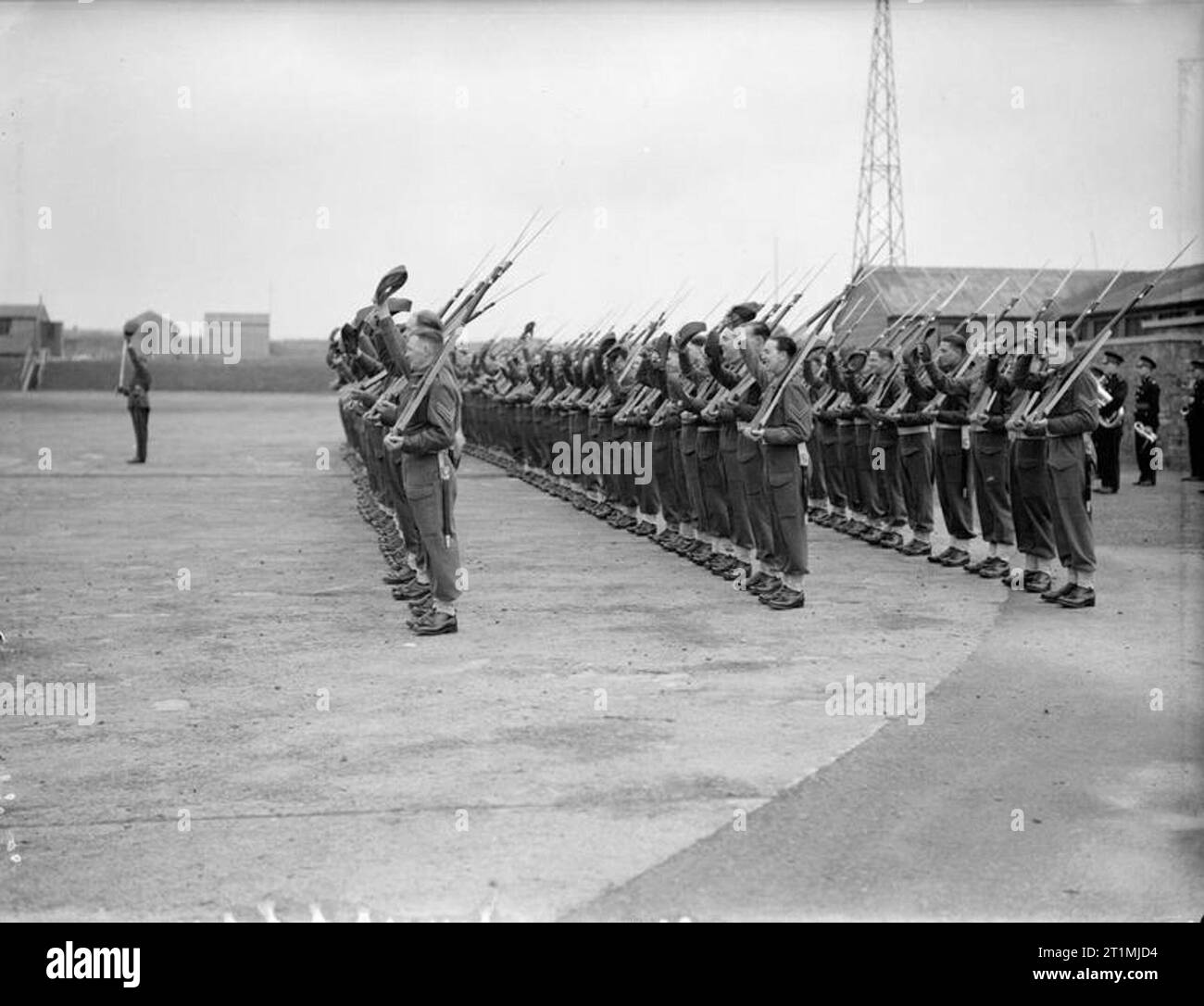 Il Re paga 4 giorni di visita per la flotta di casa. Il 18-21 febbraio 1943, Scapa Flow, indossare l'uniforme di un ammiraglio della flotta, il re ha pagato una 4 giorni di visita per la flotta di casa. Tre acclamazioni di Sua Maestà come ha lasciato la Royal Air Station Hatston dopo la sua visita. Foto Stock