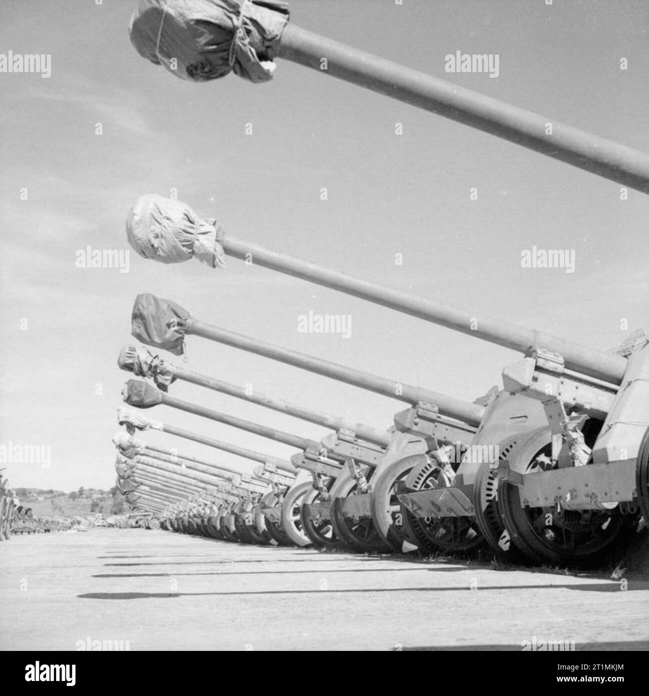 Norvegia dopo la liberazione 1945 una linea di tedesco 7.5cm cannoni anticarro a sola aerodrome, Stavanger. Foto Stock