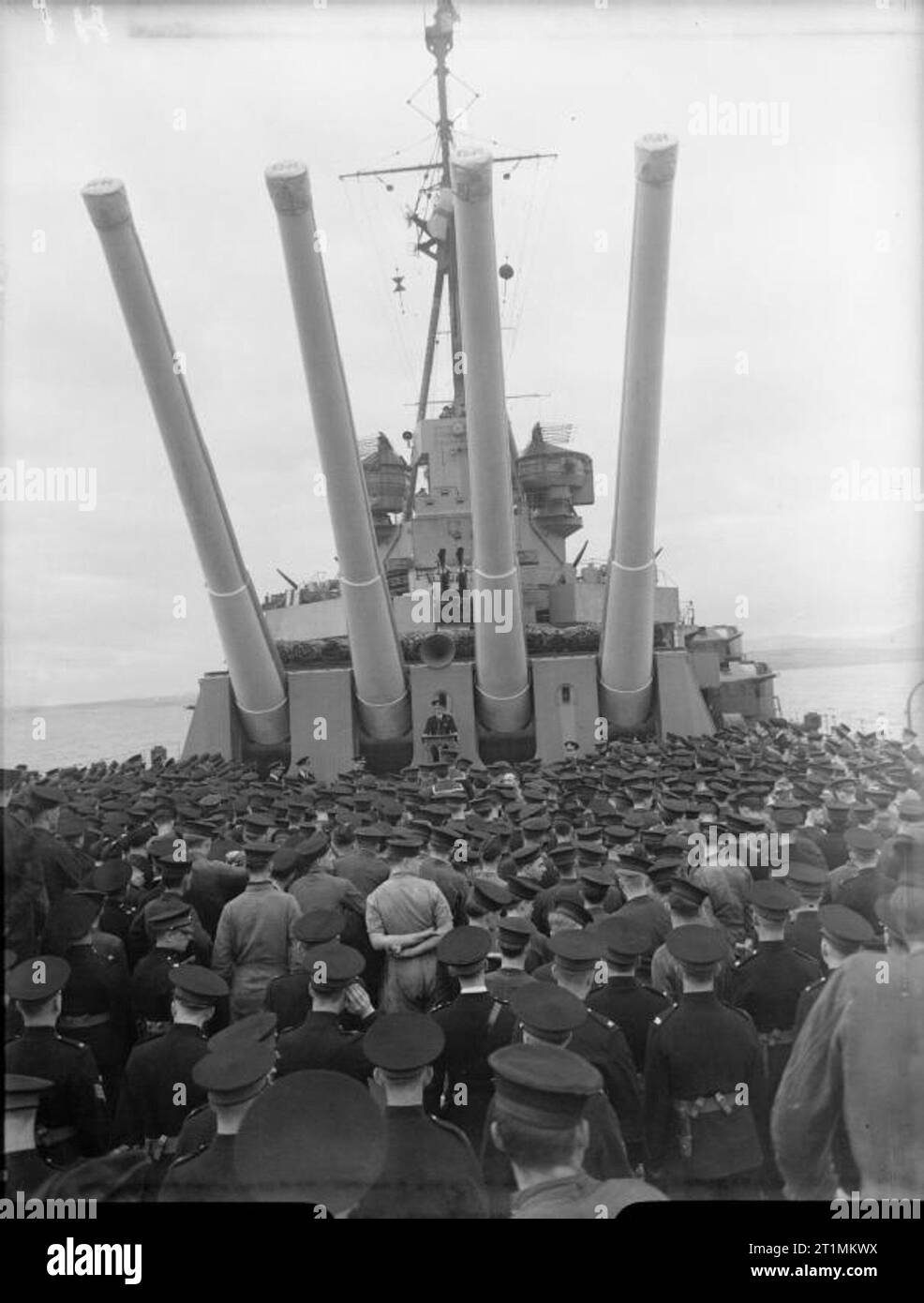 La Royal Navy durante la Seconda Guerra Mondiale sotto quattro della corazzata di 14 pollici pistole, il ritiro del Comandante in Capo della Flotta di casa, Ammiraglio Sir John C Tovey, KCB, KBE DSO, rendendo il suo discorso di commiato sul quarterdeck di HMS King George V. il suo ruolo è stato preso in consegna da Sir Bruce un Fraser, KBE, CB. Tovey ha preso fino alla nomina del comandante in capo a Nore, Chatham. Foto Stock