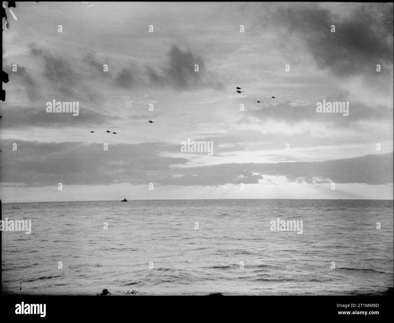 La Royal Navy durante la Seconda Guerra Mondiale nella distanza di bombardieri statunitensi volando verso il Rising Sun da noi portaerei USS RANGER nel loro viaggio verso i fiordi di Bodo come si vede dall'incrociatore britannico HMS Belfast. Ciò era parte di un'operazione con la Home Fleet al comando dell ammiraglio sir Bruce Fraser contro naviglio nemico nei fiordi norvegesi nella zona di Bodo, settanta miglia a sud delle isole Lofoten. Foto Stock