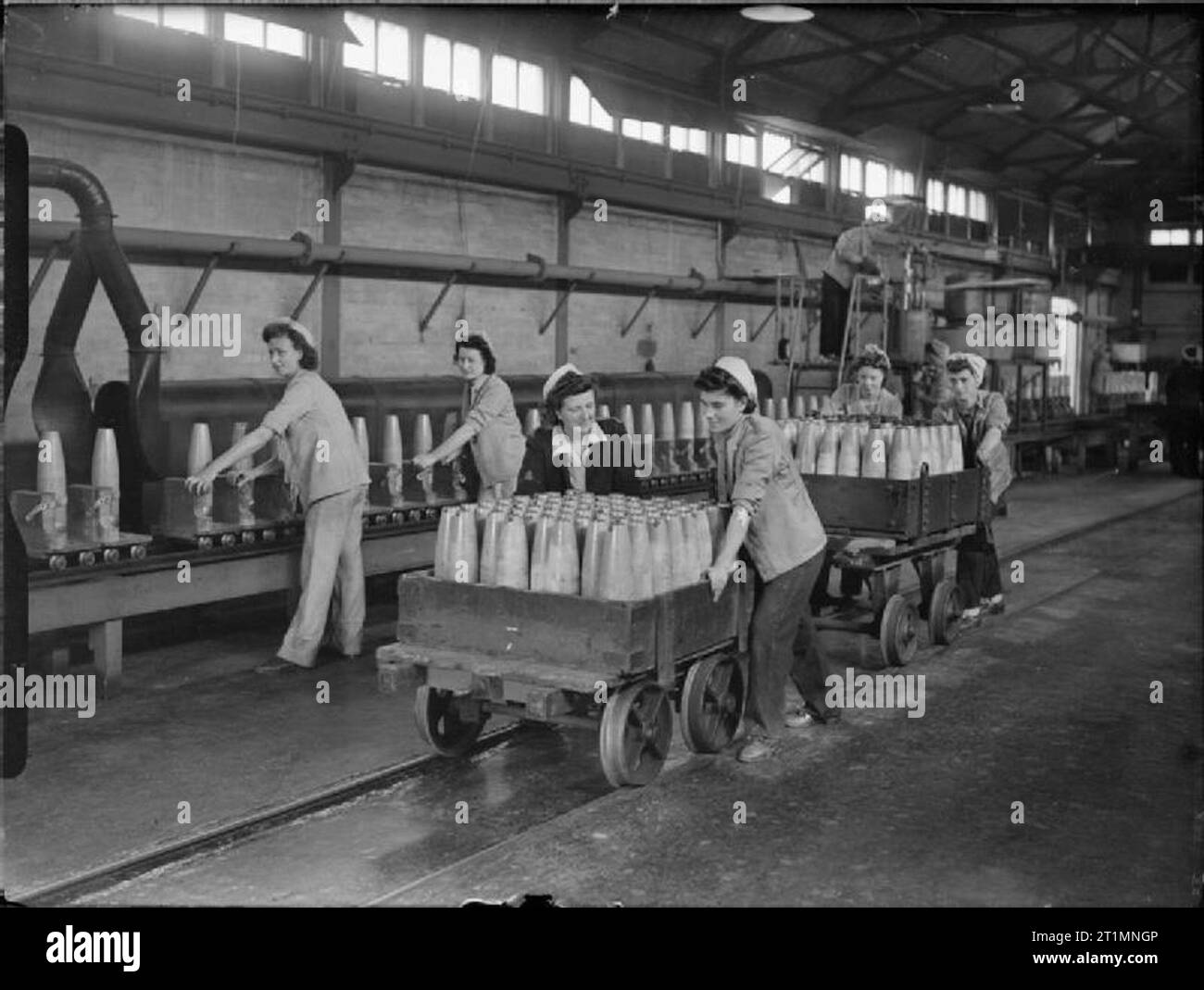 La Royal Navy durante la Seconda guerra mondiale le donne che lavorano nella shell-camera di verniciatura presso il Royal Naval deposito degli armamenti a Priddy's Hard. Foto Stock