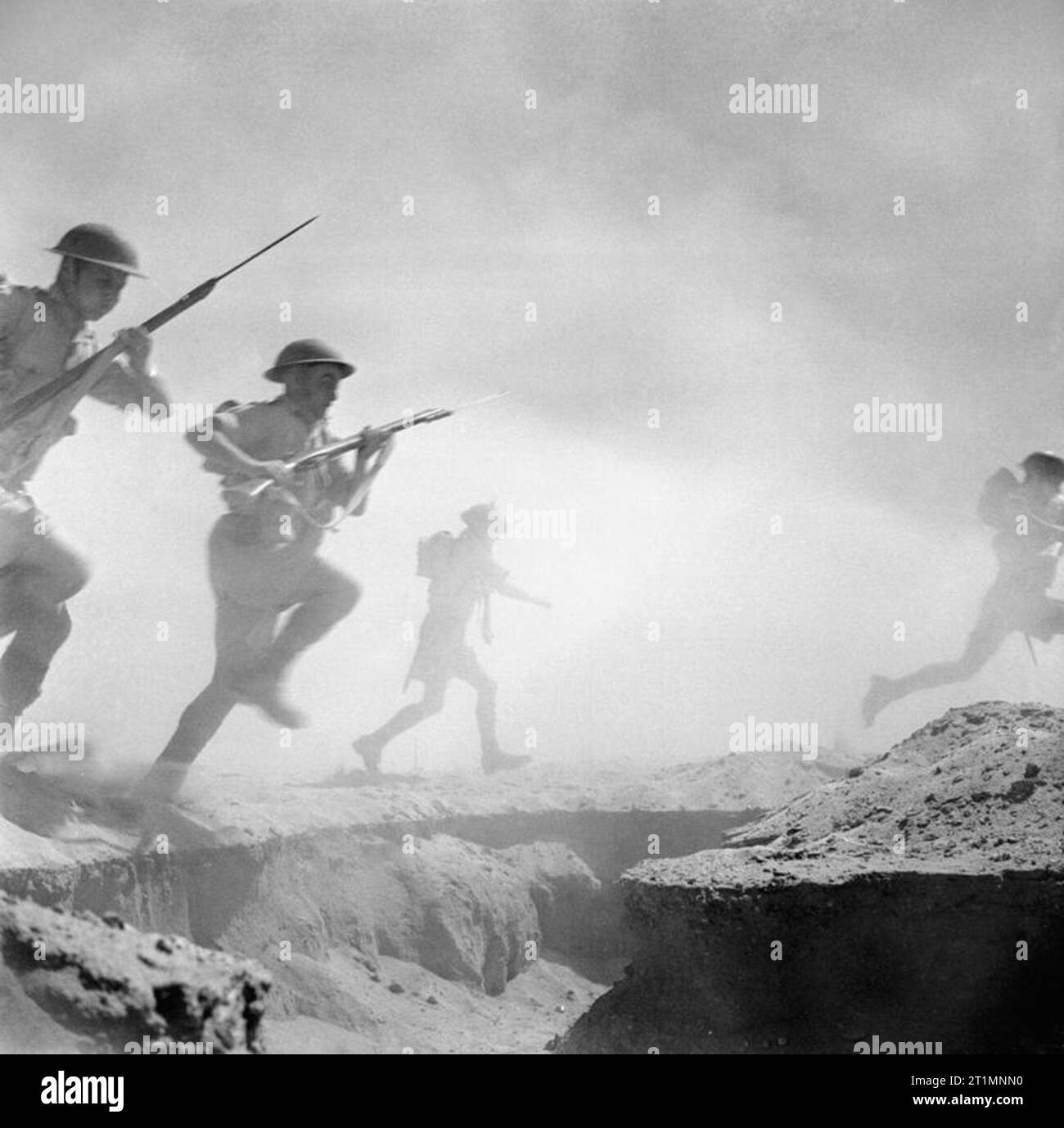 Poste " azione " Fotografia di truppe inglesi ad El Alamein in Nord Africa, 24 ottobre 1942. El Alamein 1942: fanteria britannica avanza attraverso la polvere e il fumo della battaglia. Foto Stock