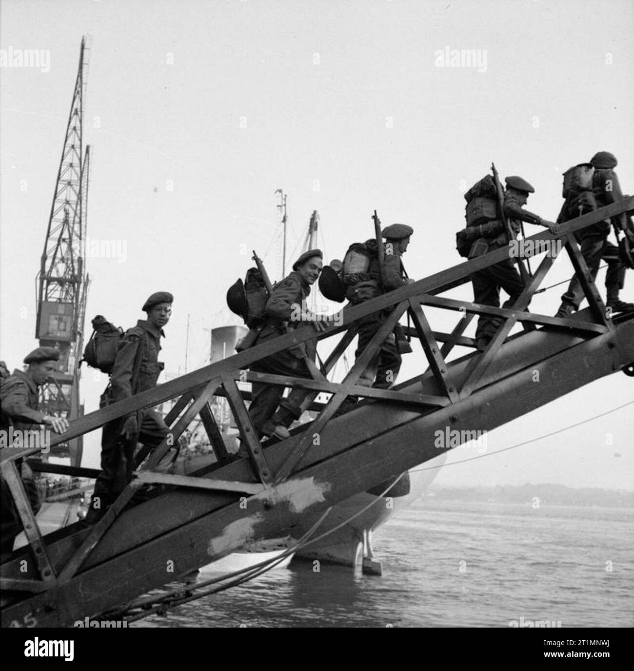 I preparativi per l'invasione degli alleati in Europa 1944 truppe dal sesto o settimo battaglione di Green Howards, 69a Brigata, cinquantesimo (Northumbrian) divisione, di imbarcarsi sulla LSI 'SS Empire lancia' a Southampton, 29 maggio 1944. Foto Stock