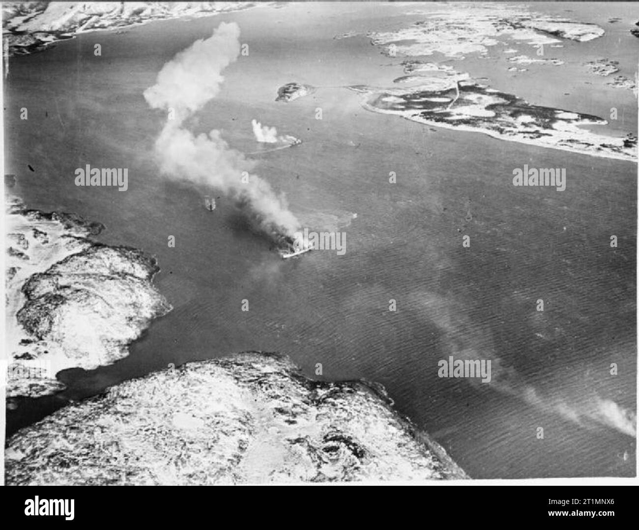 La Royal Navy durante la Seconda Guerra Mondiale il piccolo recipiente di alimentazione (in primo piano) ben a fuoco ed essendo spiaggiata; in centro, il troopship acceso a terra sul fuoco con il peschereccio armato che si nasconde sotto il suo fumo e (fondo) il grande vaso di alimentazione essendo spiaggiata. Fotografia scattata da uno dei attaccando Barracuda di HMS implacabile durante un Fleet Air Arm battere su di un convoglio in direzione sud al largo delle coste della Norvegia. Avvistato tra Mosjoen e Rorvik, il convoglio era costituito da un carico trasporto truppe e due navi di alimentazione scortato da un peschereccio armato. Quando l ultimo visto il trasporto era ferocemente masterizzazione Foto Stock