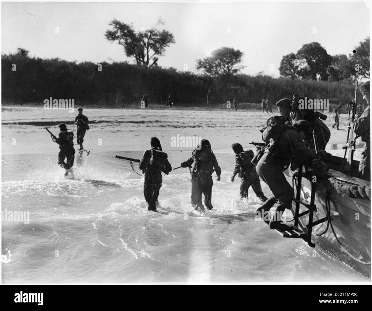 La Royal Navy durante la Seconda Guerra Mondiale la Royal Marines di HMS KENYA sbatti a terra come loro scafo in legno assault craft touch down sulla spiaggia di Cheduba, a sud di Ramree, Birmania. Nota la scaletta appesa sopra la parte anteriore della barca in modo che gli uomini possono sbarcare. Royal Marines delle Indie Orientali flotta realizzati con successo un atterraggio sul isola Cheduba sotto la protezione di un bombardamento da incrociatori e cacciatorpediniere e copertura aerea fornita dalla Fleet Air Arm. Foto Stock