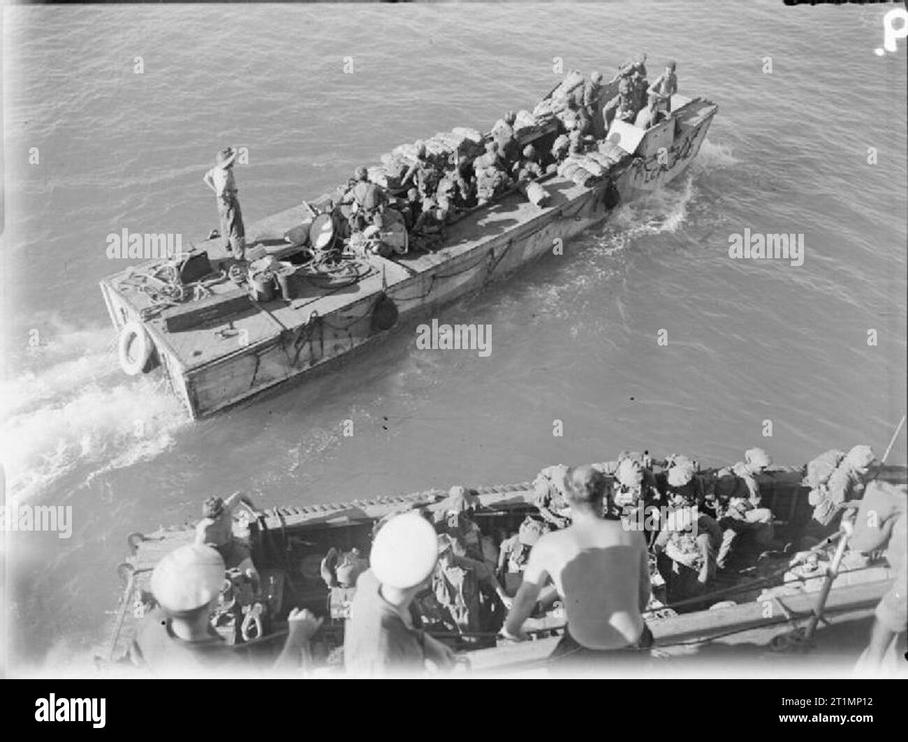 La Royal Navy durante la Seconda Guerra Mondiale le truppe indiane di imbarcarsi dall'incrociatore HMS Kenya in una landing craft assault (LCA 346) a prendere in consegna dai Royal Marines, a sud di Ramree, Birmania. Royal Marines delle Indie Orientali flotta realizzati con successo un atterraggio sul isola Cheduba sotto la protezione di un bombardamento da incrociatori e cacciatorpediniere e copertura aerea fornita dalla Fleet Air Arm. Foto Stock