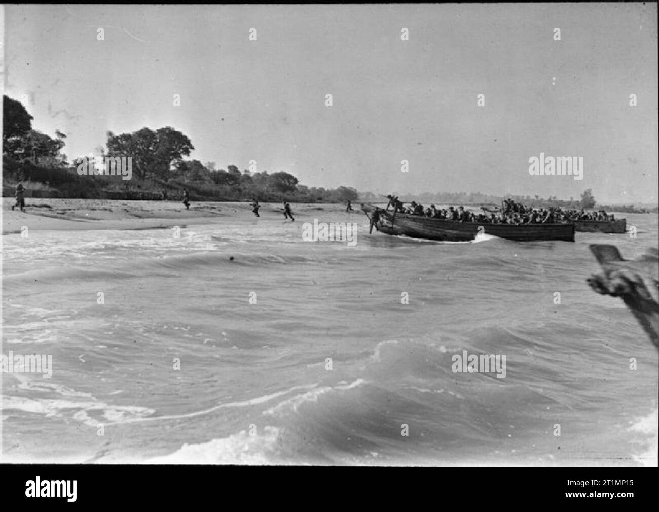 La Royal Navy durante la Seconda Guerra Mondiale la Royal Marines di HMS KENYA sbatti a terra come loro scafo in legno assault craft touch down sulla spiaggia di Cheduba, a sud di Ramree, Birmania. Royal Marines delle Indie Orientali flotta realizzati con successo un atterraggio sul isola Cheduba sotto la protezione di un bombardamento da incrociatori e cacciatorpediniere e copertura aerea fornita dalla Fleet Air Arm. Foto Stock
