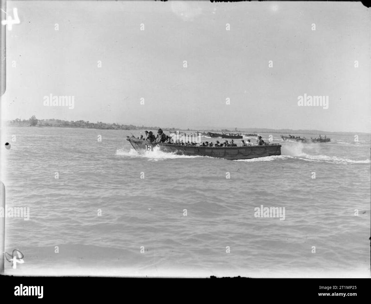 La Royal Navy durante la Seconda Guerra Mondiale scafo in legno assault craft con Marines a bordo quasi alla spiaggia di Cheduba, a sud di Ramree, Birmania. Royal Marines delle Indie Orientali flotta realizzati con successo un atterraggio sul isola Cheduba sotto la protezione di un bombardamento da incrociatori e cacciatorpediniere e copertura aerea fornita dalla Fleet Air Arm. Foto Stock