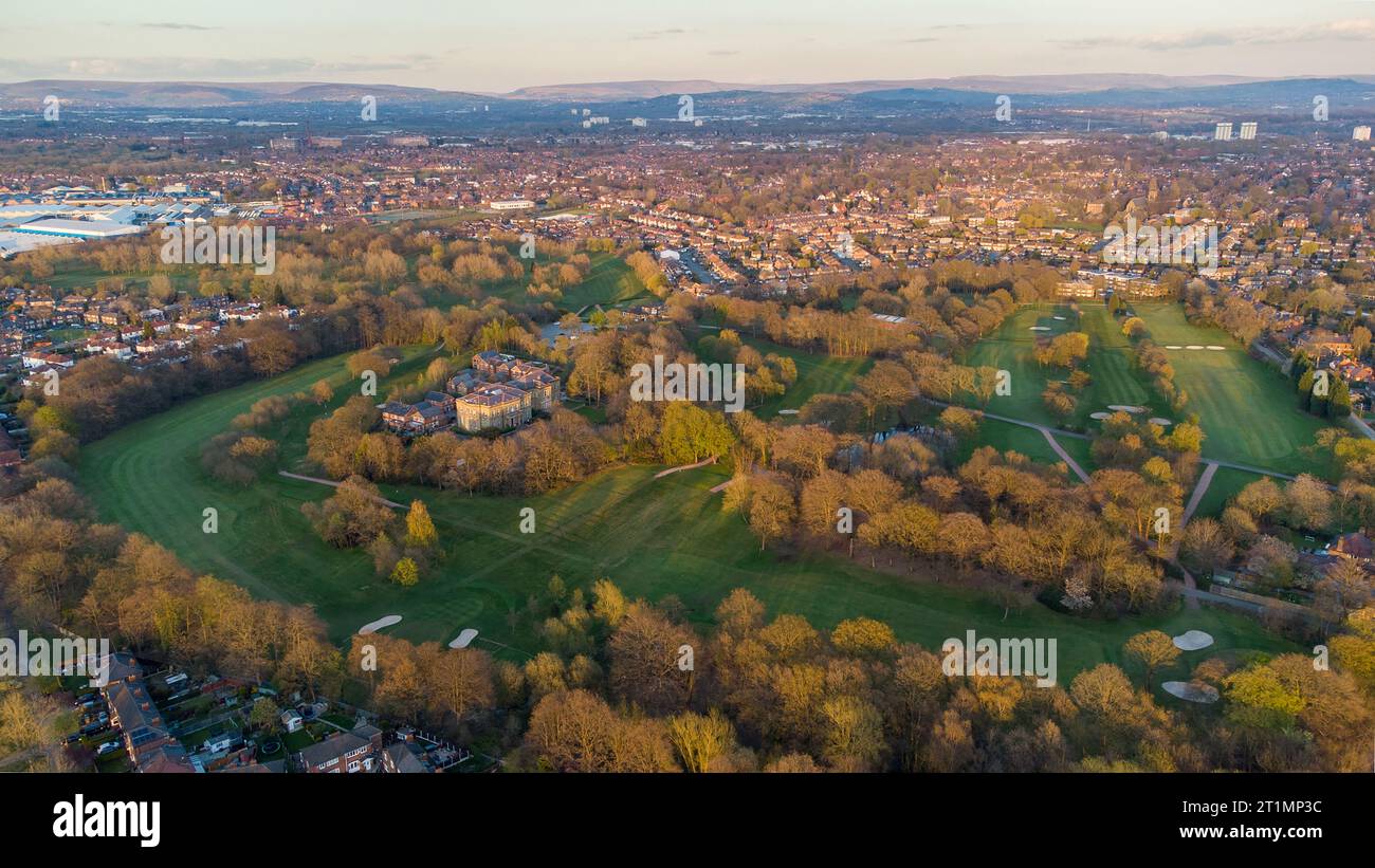 Una vista aerea della Mauldeth Hall e dell'Heaton Moor Golf Club a Heaton Moor, Stockport. Foto Stock