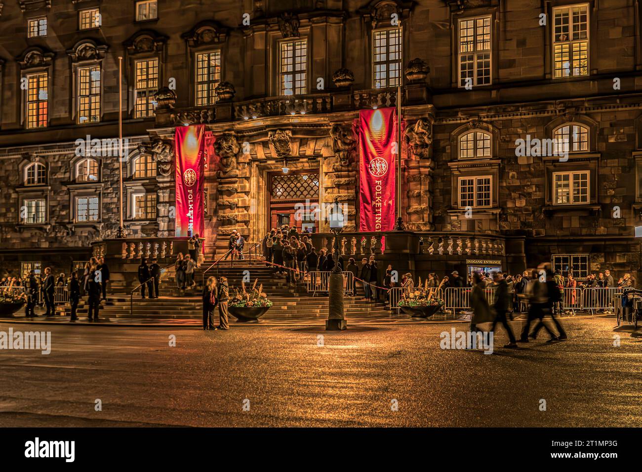 La gente fa la fila per le scale al parlamento danese durante la notte culturale, Copenaghen, 13 ottobre 2023 Foto Stock