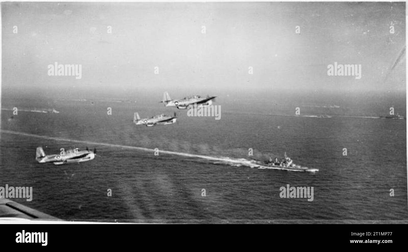 La Royal Navy durante la Seconda Guerra Mondiale tre Grumman vendicatori volando sopra la corazzata HMS KING GEORGE V e altre unità della British Pacifico flotta quando sul modo di attaccare obiettivi Sakishima a sostegno di sbarco americano su Okinawa. Foto Stock