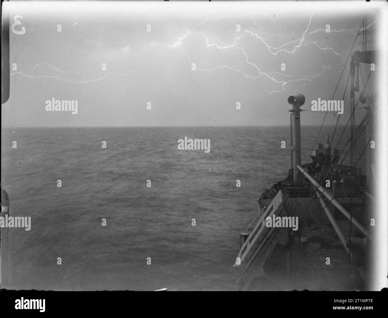 La Royal Navy durante la Seconda Guerra Mondiale la notte rivolto al giorno come una formidabile temporale si illumina di una nave mercantile di ritorno da Rangoon che erano stati catturati dal giapponese ed era ancora aperta a grandi navi. Foto Stock