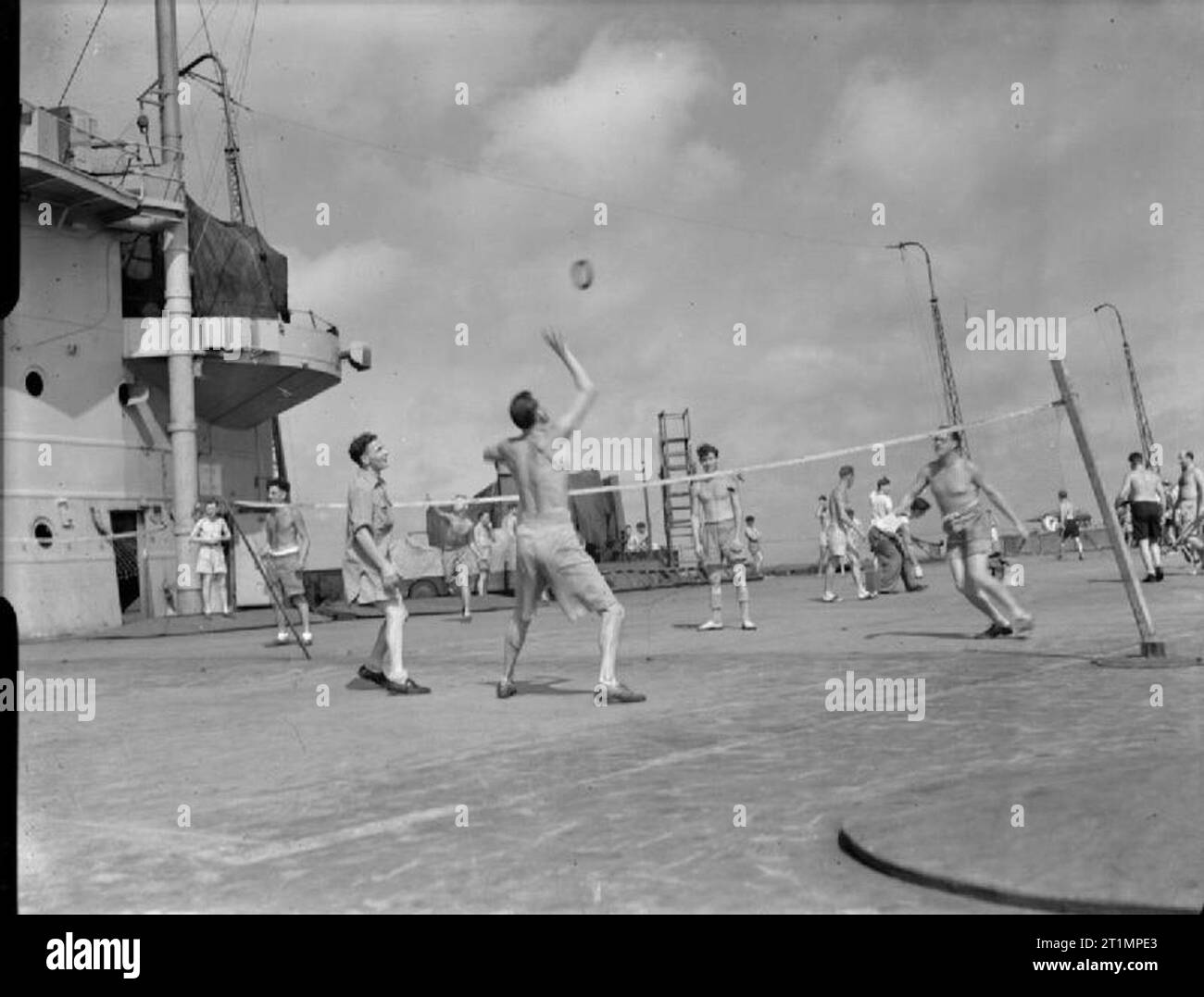 La Royal Navy durante la Seconda Guerra Mondiale la portaerei HMS indomabile sul viaggio di ritorno dal Porto di Sydney per il Regno Unito. A bordo sono stati gli uomini della British Pacifico flotta che erano stati smobilitati, insieme con gli ex prigionieri di guerra e gli internati le donne dai campi giapponesi. La figura mostra gli uomini che giocano deck tennis a bordo HMS indomabile, che è stato usato come un enorme struttura sportiva per gli uomini sulla via del ritorno. Foto Stock