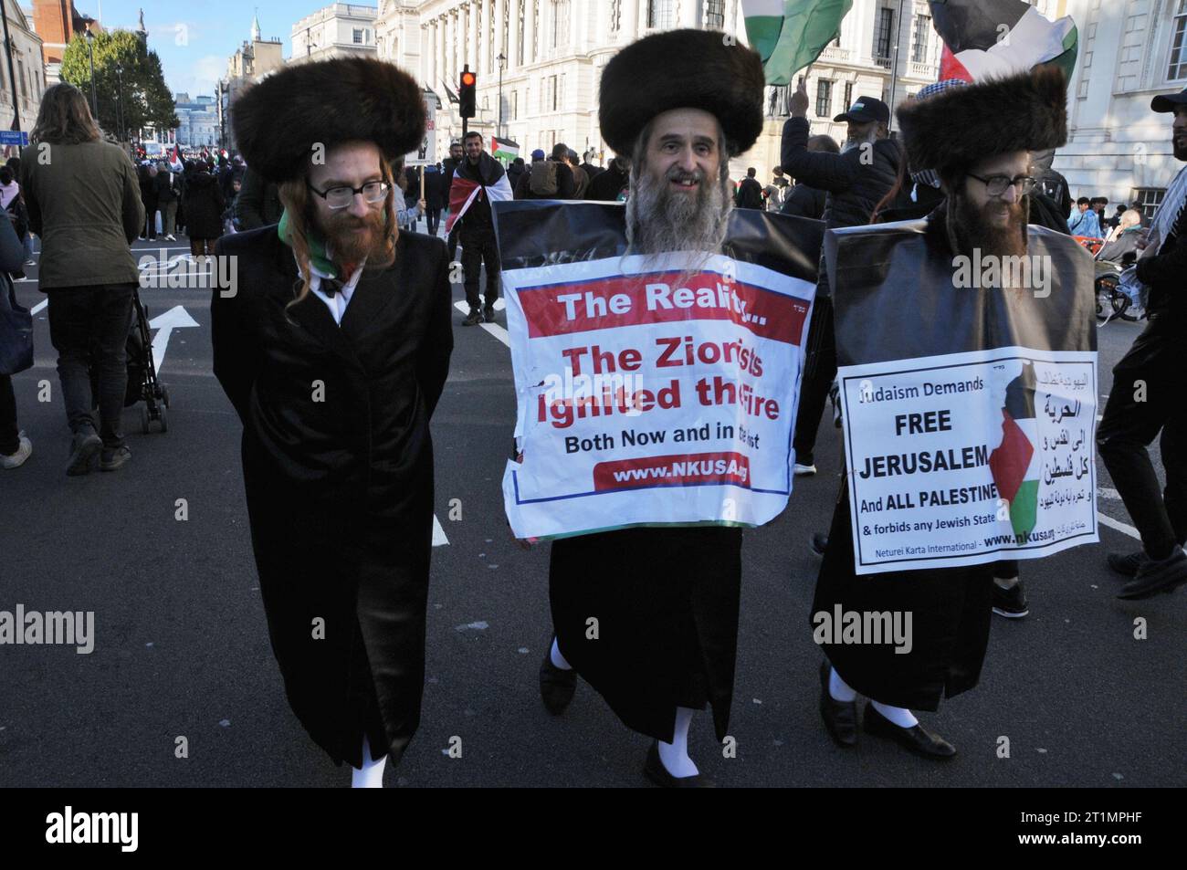 Gli uomini ebrei ortodossi sostengono la liberazione per i palestinesi alla protesta della Palestina libera di Londra Foto Stock
