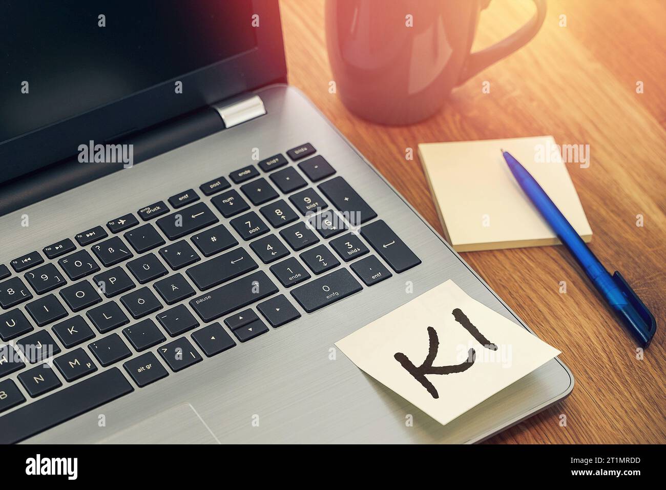 14 ottobre 2023: Scrivania con tazza e computer portatile con nota: AI Artificial Intelligence PHOTOMONTAGE *** Schreibtisch mit Tasse und laptop computer mit Notiz: KI Künstliche Intelligenz FOTOMONTAGE Credit: Imago/Alamy Live News Foto Stock