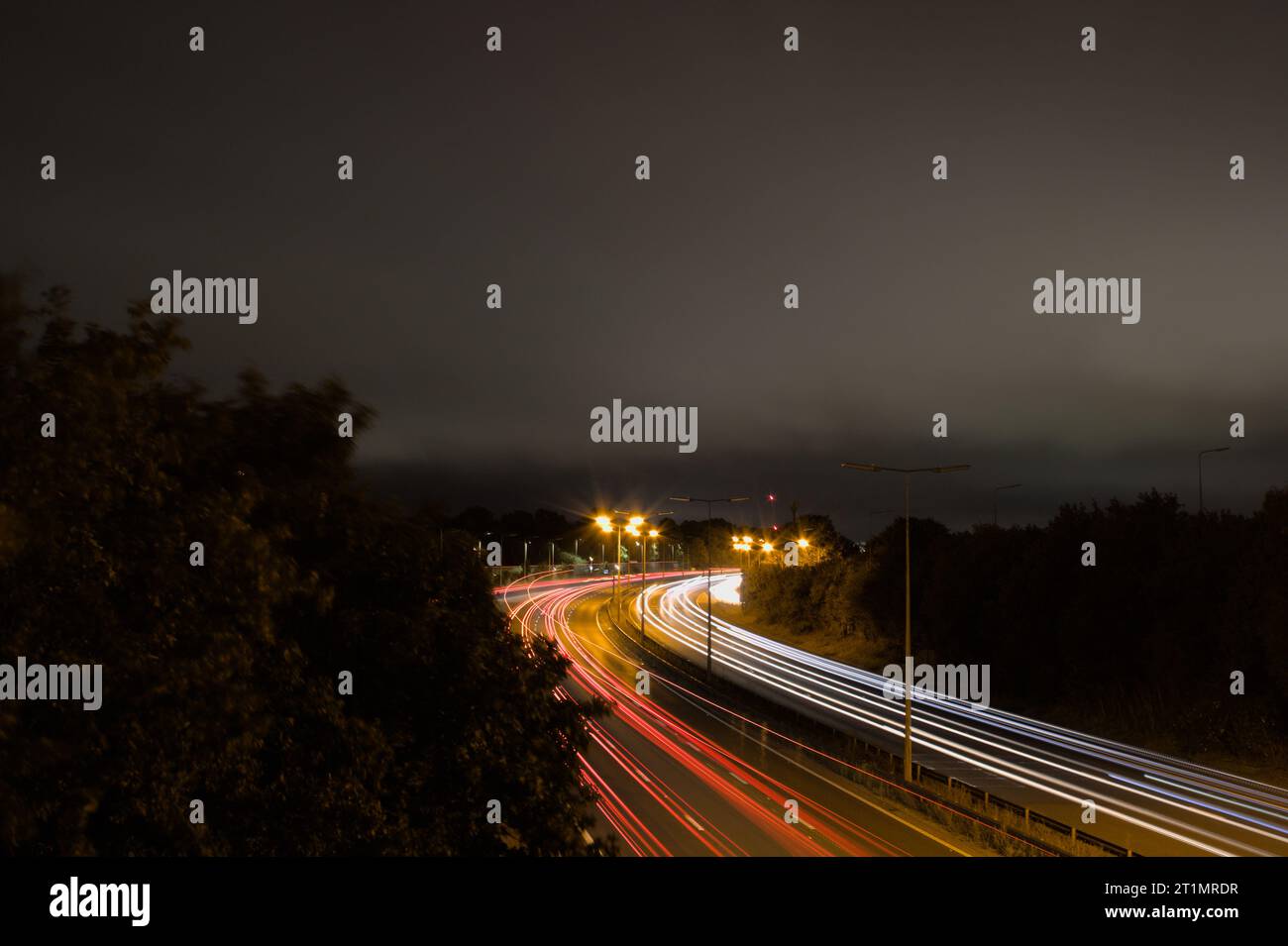 Traffico in rapido movimento su percorsi a semaforo notturno A1(M) Foto Stock