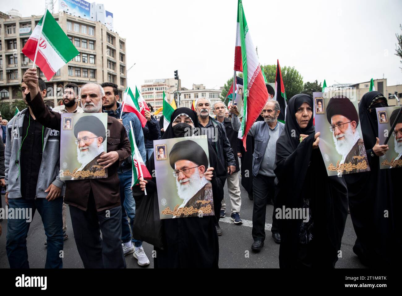 Teheran, Iran. 13 ottobre 2023. I fedeli iraniani tengono ritratti del leader supremo dell'Iran, Ali Khamenei durante il loro raduno pro-palestinese prima delle preghiere del venerdì a Teheran, Iran, venerdì 13 ottobre 2023. (Foto di Sobhan Farajvan/Pacific Press/Sipa USA) credito: SIPA USA/Alamy Live News Foto Stock