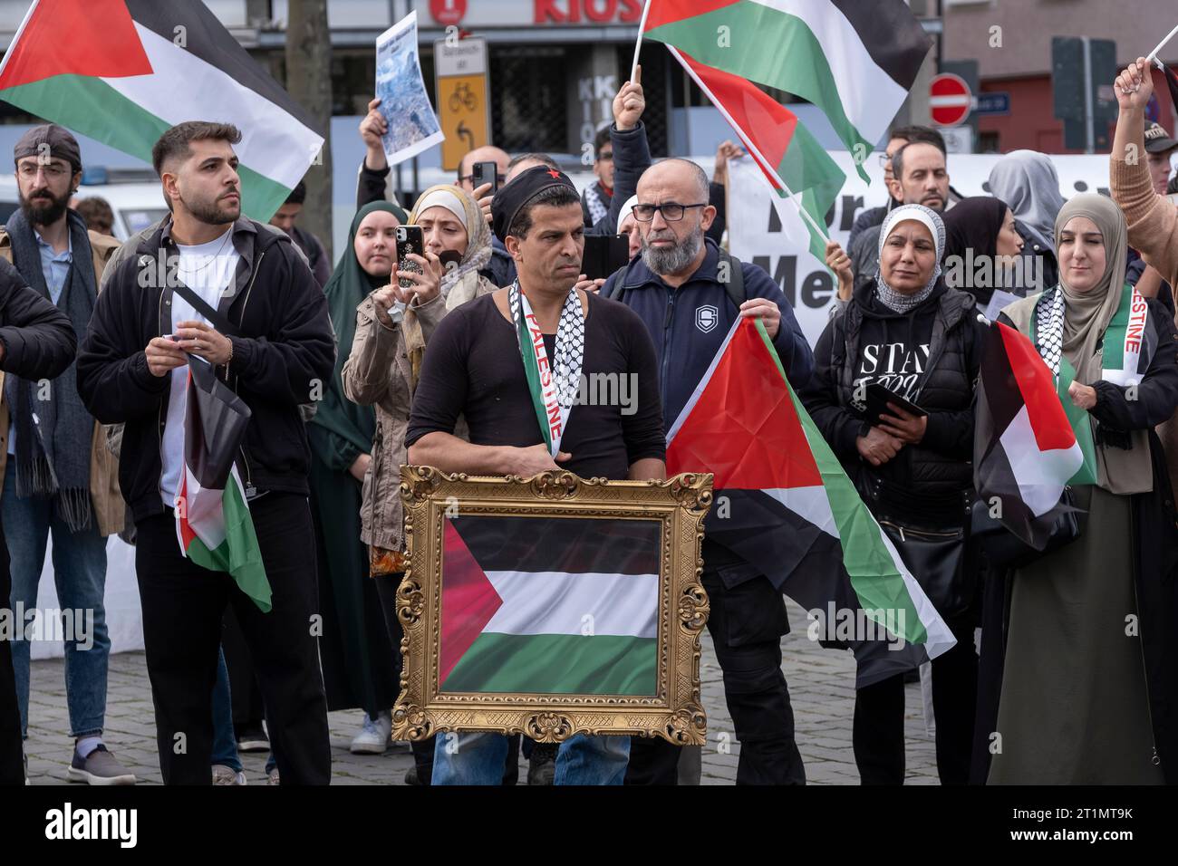 Una manifestazione di solidarietà per Israele e una seconda manifestazione dei palestinesi contro i bombardamenti di Gaza si sono svolti sull'Heumarkt di Colonia Foto Stock