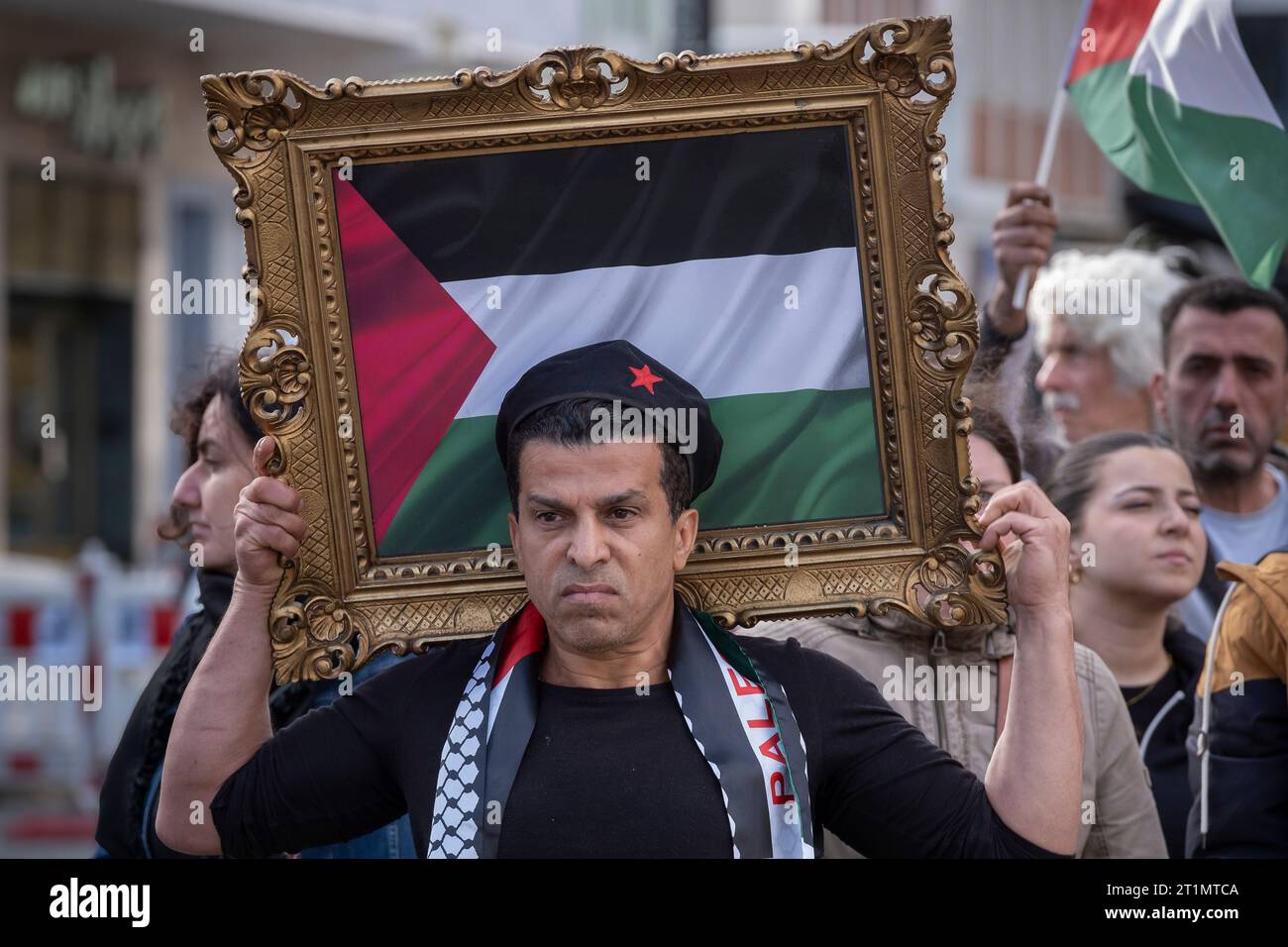 Una manifestazione di solidarietà per Israele e una seconda manifestazione dei palestinesi contro i bombardamenti di Gaza si sono svolti sull'Heumarkt di Colonia Foto Stock