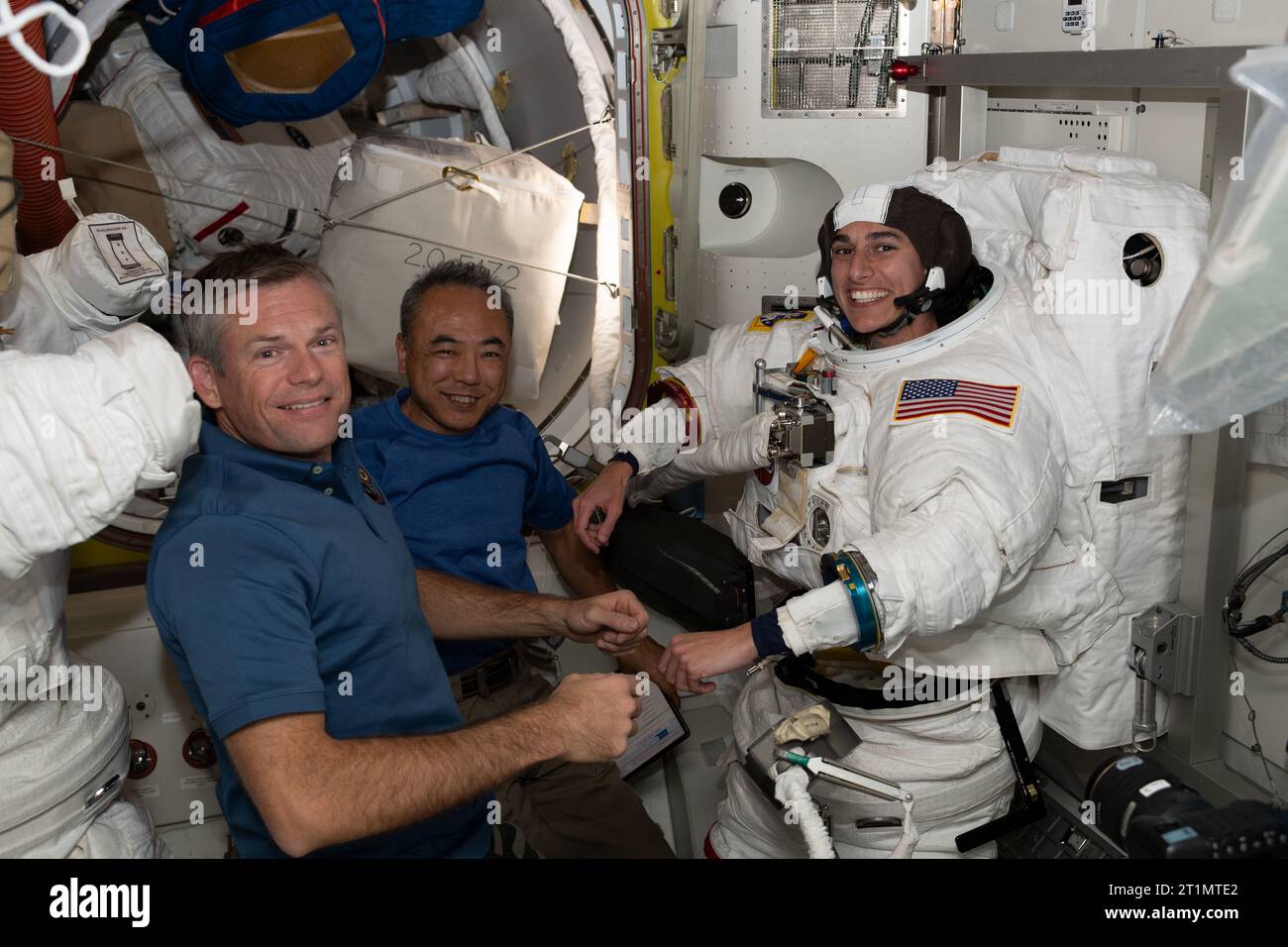 Atmosfera terrestre. 3 ottobre 2023. (Da sinistra) gli astronauti Andreas Mogensen dell'ESA (Agenzia spaziale europea) e Satoshi Furukawa della JAXA (Japan Aerospace Exploration Agency) assistono l'astronauta della NASA Jasmin Moghbeli mentre prova la sua tuta spaziale e testa i suoi componenti a bordo dello spazio Internazionale (Credit Image: © NASA/ZUMA Press Wire) SOLO PER USO EDITORIALE! Non per USO commerciale! Foto Stock