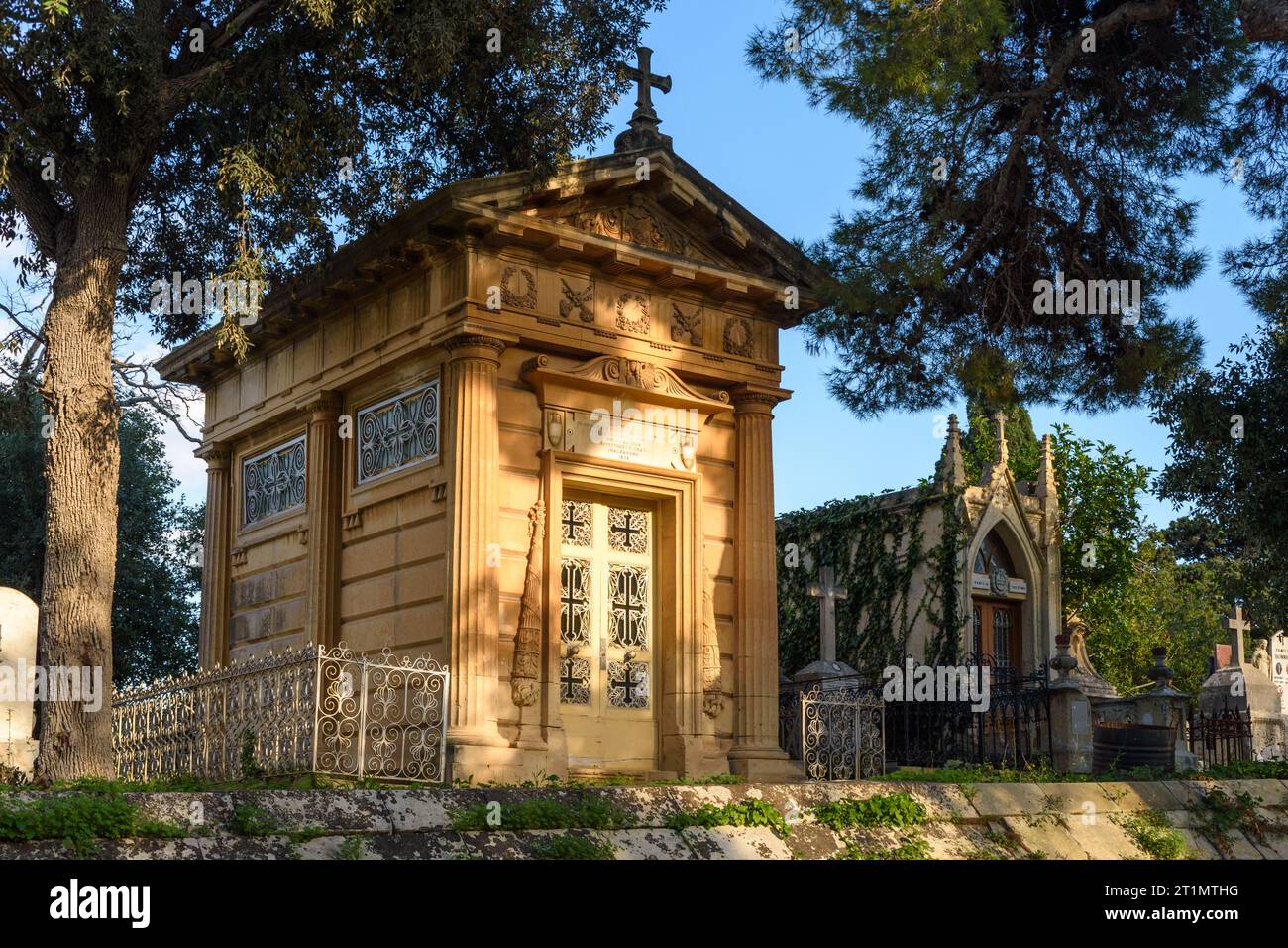 Paola, Malta - 6 dicembre 2018: Mausolei presso il Cimitero di Santa Maria Addolorata noto anche come Cimitero di Addolorata. Foto Stock