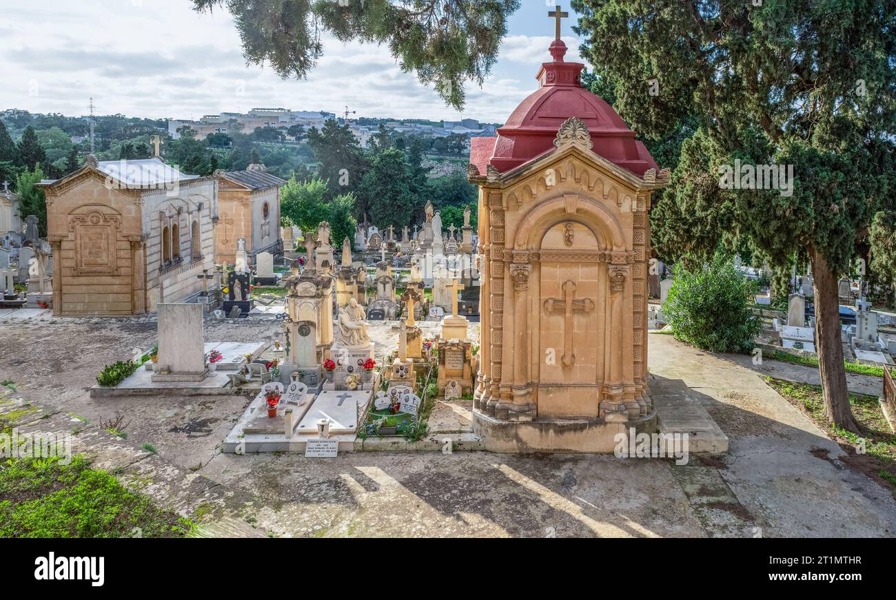 Paola, Malta - 6 dicembre 2018: Lapidi e mausolei presso il Cimitero di Santa Maria Addolorata noto anche come Cimitero di Addolorata. Foto Stock