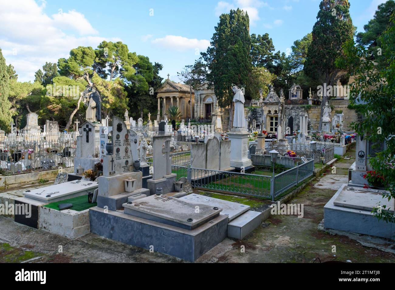 Paola, Malta - 6 dicembre 2018: Tombe presso il Cimitero di Santa Maria Addolorata noto anche come Cimitero di Addolorata. Foto Stock