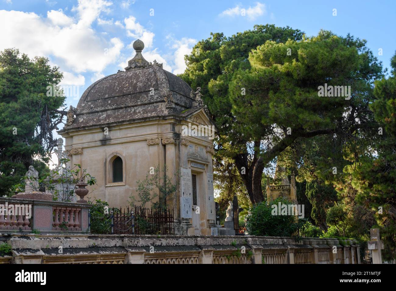 Paola, Malta - 6 dicembre 2018: Un mausoleo presso il Cimitero di Santa Maria Addolorata noto anche come Cimitero di Addolorata. Foto Stock