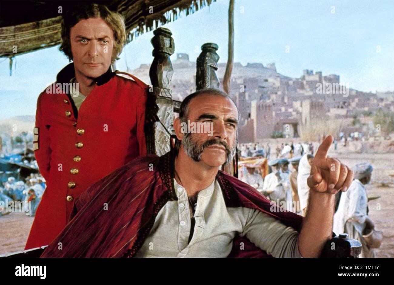 1Il film MAN WHO WOULD BE KING 1975 Columbia Pictures con Michael Caine a sinistra e Sean Connery Foto Stock