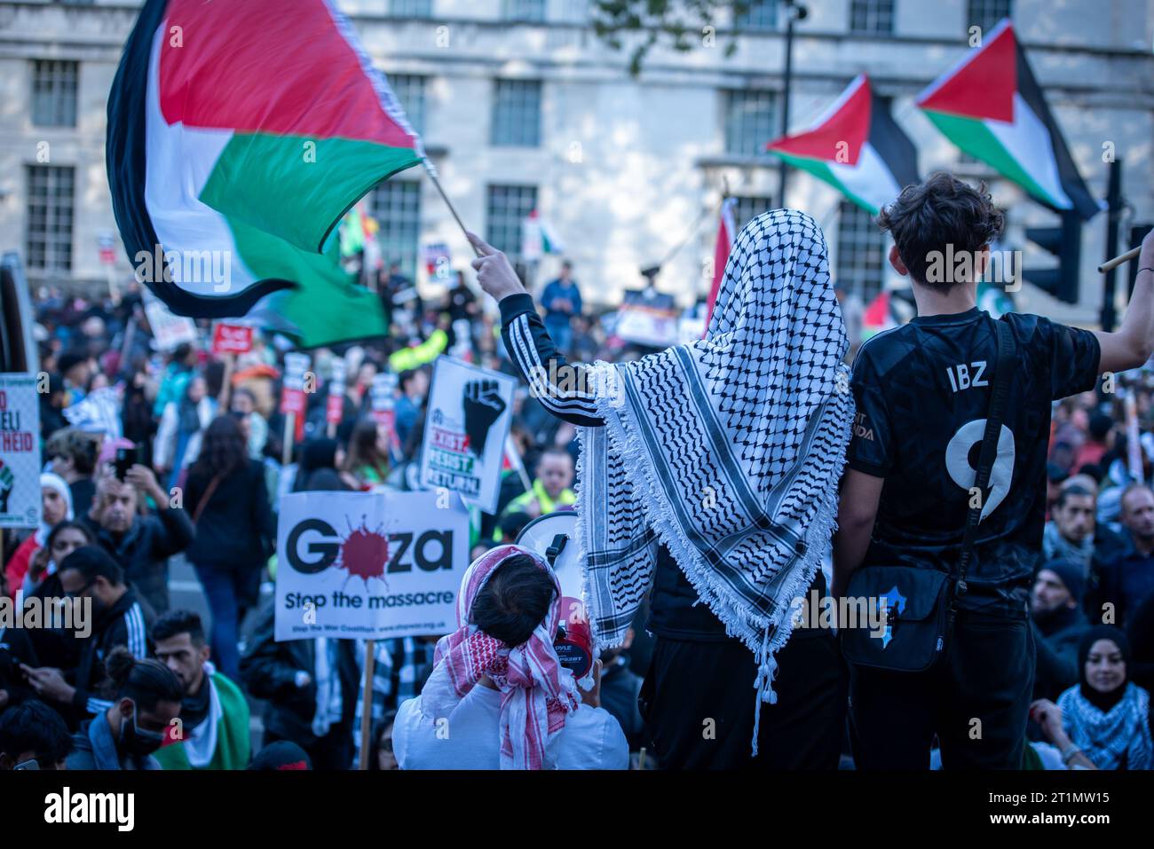 Londra, Regno Unito. 14 ottobre 2023. I manifestanti sventolano una bandiera della Palestina che domina la folla durante la manifestazione nazionale - marcia per la Palestina. I manifestanti sono scesi in piazza per chiedere a Israele di porre fine alla sua violenta imposizione di un sistema di occupazione, apartheid e colonizzazione sul popolo palestinese. (Foto di Loredana Sangiuliano/SOPA Images/Sipa USA) credito: SIPA USA/Alamy Live News Foto Stock