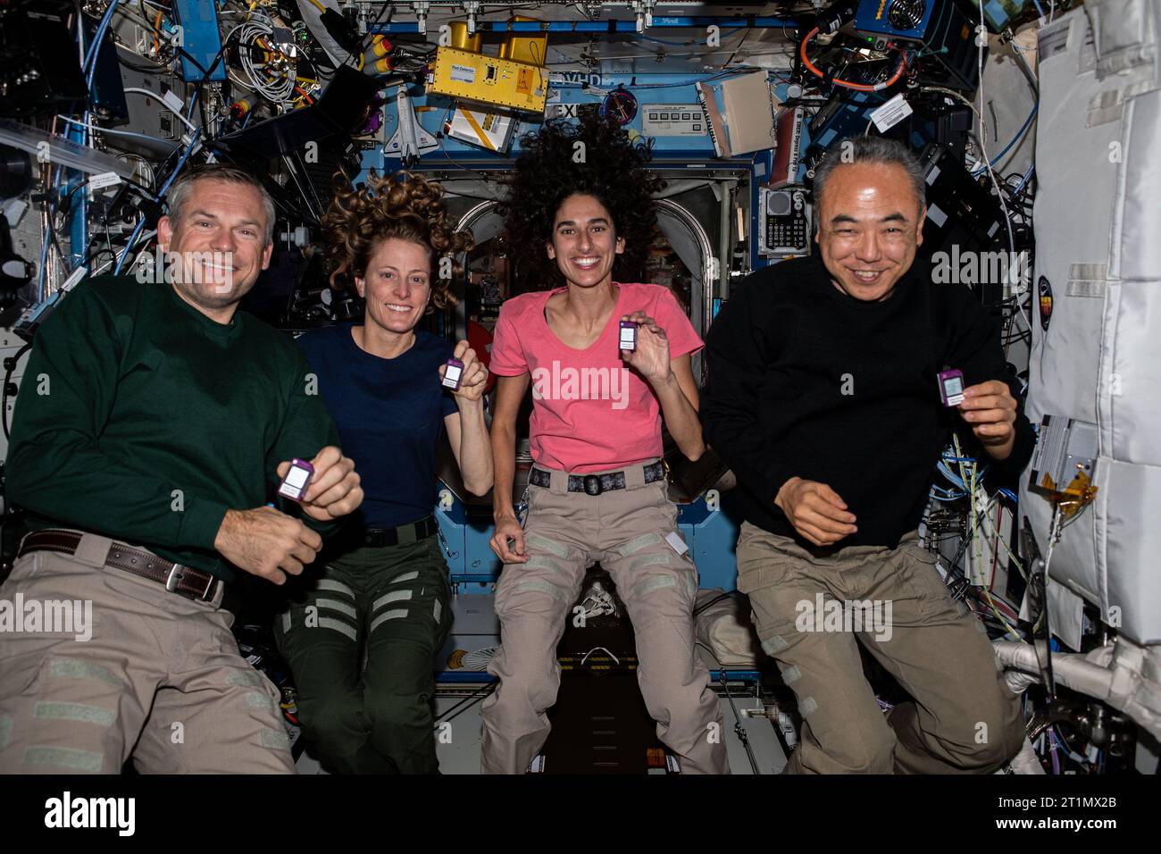 Atmosfera terrestre. 11 ottobre 2023. (Da sinistra) il comandante della Expedition 70 Andreas Mogensen dell'ESA (Agenzia spaziale europea); e gli ingegneri di volo Loral o'Hara e Jasmin Moghbeli, entrambi della NASA; e Satoshi Furukawa della JAXA (Japan Aerospace Exploration Agency), posano per un ritratto a bordo del modulo del laboratorio Destiny della stazione spaziale Internazionale. Il quartetto sta mostrando dosimetri attivi dell'equipaggio che monitorano la quantità di radiazioni a cui gli astronauti sono esposti nell'ambiente microgravitazionale. (Immagine di credito: © NASA/ZUMA Press Wire) SOLO USO EDITORIALE! Non per USO commerciale! Foto Stock