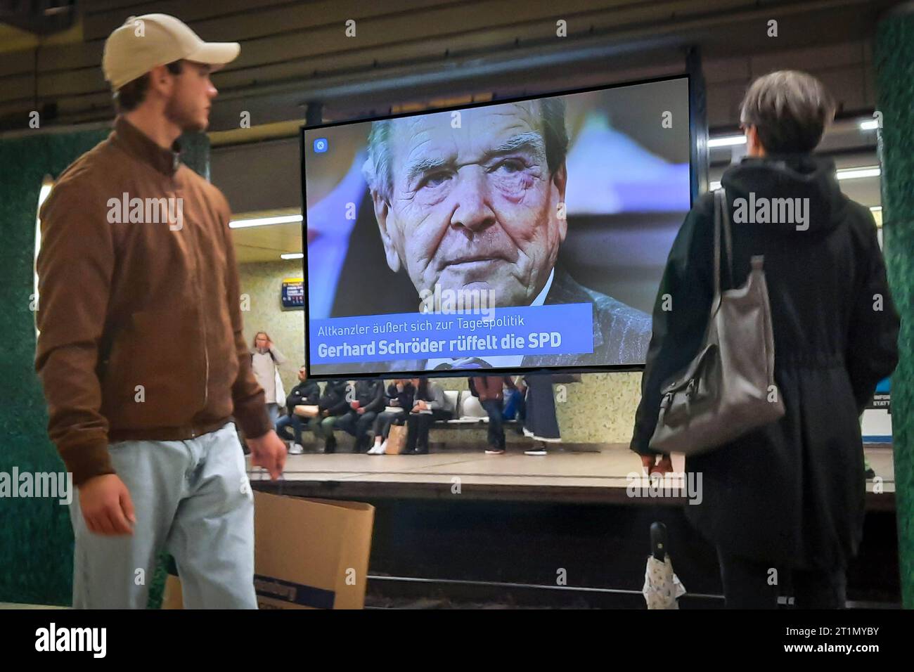Digitale Großbildfläche in der U-Bahn-Sation Kröpke in Hannover: Altkanzler Gerhard Schröder kritisiert seine Partei SPD in einem Interview mit der Süddeutschen Zeitung vom 14.10.2023. *** Grande schermo digitale nella stazione della metropolitana di Kröpke ad Hannover l'ex cancelliere Gerhard Schröder critica il suo partito SPD in un'intervista al Süddeutsche Zeitung del 14 10 2023 credito: Imago/Alamy Live News Foto Stock