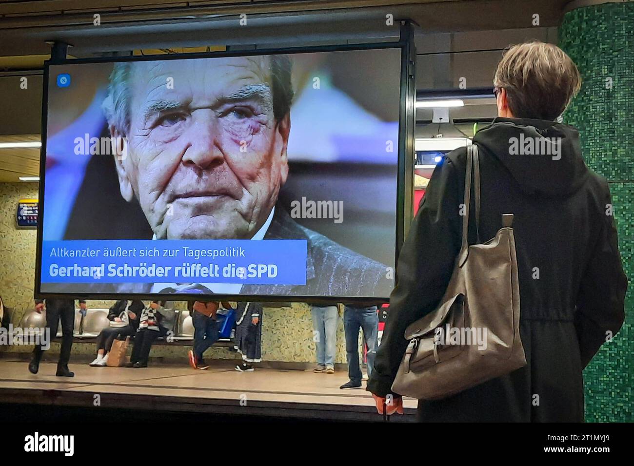 Digitale Großbildfläche in der U-Bahn-Sation Kröpke in Hannover: Altkanzler Gerhard Schröder kritisiert seine Partei SPD in einem Interview mit der Süddeutschen Zeitung vom 14.10.2023. *** Grande schermo digitale nella stazione della metropolitana di Kröpke ad Hannover l'ex cancelliere Gerhard Schröder critica il suo partito SPD in un'intervista al Süddeutsche Zeitung del 14 10 2023 credito: Imago/Alamy Live News Foto Stock