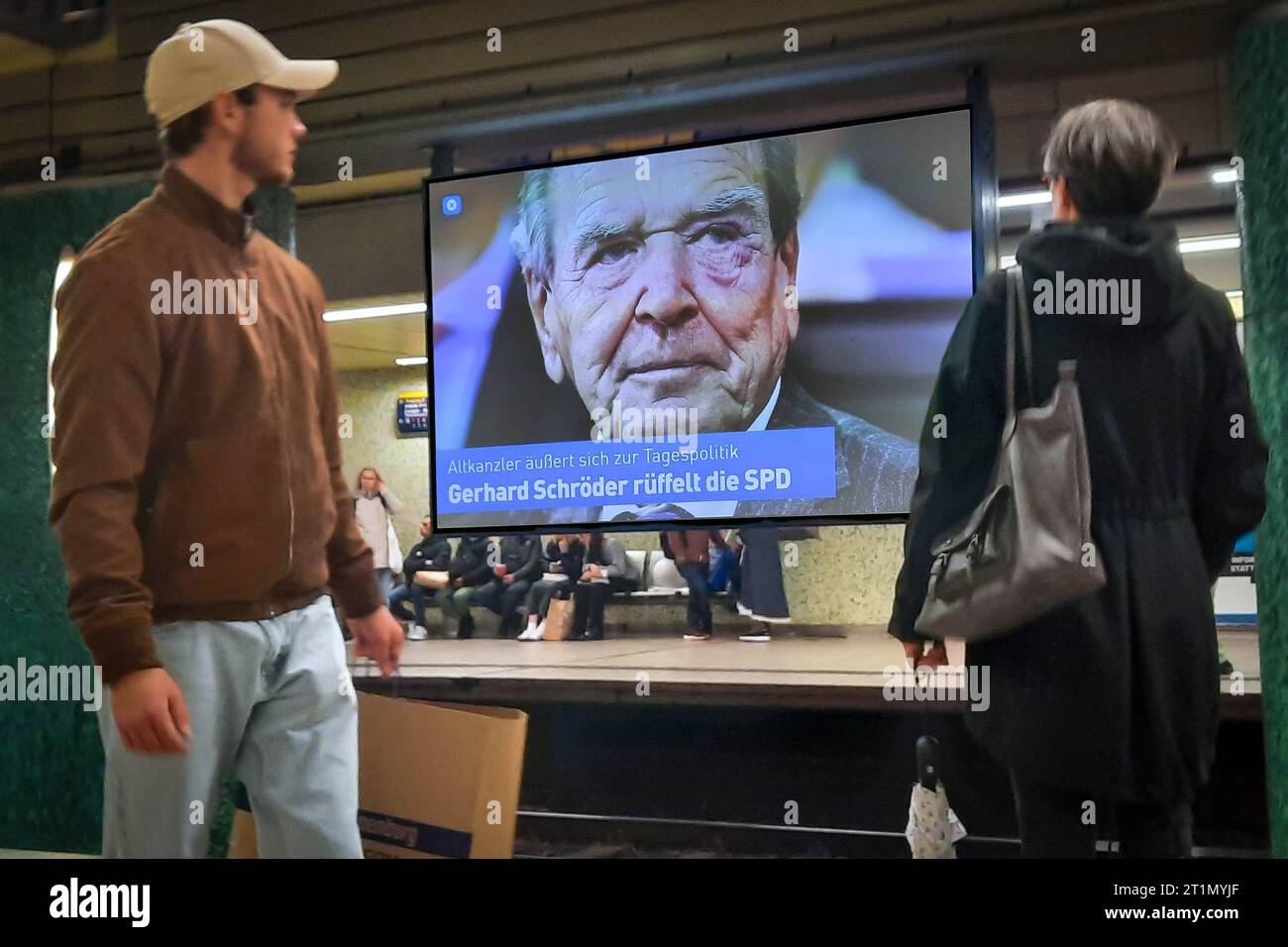 Digitale Großbildfläche in der U-Bahn-Sation Kröpke in Hannover: Altkanzler Gerhard Schröder kritisiert seine Partei SPD in einem Interview mit der Süddeutschen Zeitung vom 14.10.2023. *** Grande schermo digitale nella stazione della metropolitana di Kröpke ad Hannover l'ex cancelliere Gerhard Schröder critica il suo partito SPD in un'intervista al Süddeutsche Zeitung del 14 10 2023 credito: Imago/Alamy Live News Foto Stock
