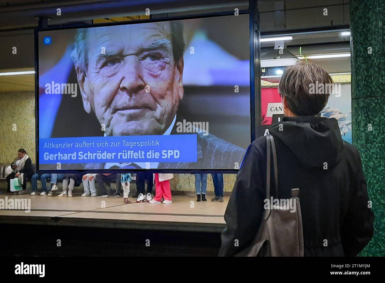 Digitale Großbildfläche in der U-Bahn-Sation Kröpke in Hannover: Altkanzler Gerhard Schröder kritisiert seine Partei SPD in einem Interview mit der Süddeutschen Zeitung vom 14.10.2023. *** Grande schermo digitale nella stazione della metropolitana di Kröpke ad Hannover l'ex cancelliere Gerhard Schröder critica il suo partito SPD in un'intervista al Süddeutsche Zeitung del 14 10 2023 credito: Imago/Alamy Live News Foto Stock