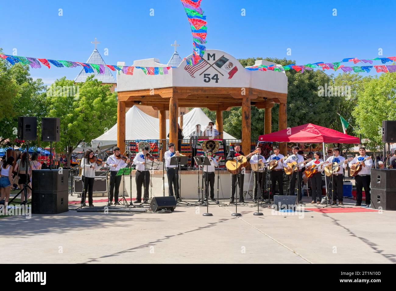 Mesilla, NEW Mexico USA — 6 maggio 2023: Esibizione musicale Mariachi al Cinco de Mayo per festeggiare il fine settimana nella piazza della città Foto Stock
