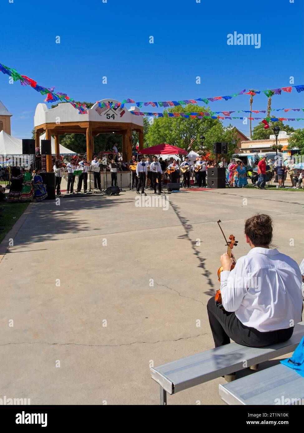 Mesilla, NEW Mexico USA — 6 maggio 2023: Esibizione musicale Mariachi al Cinco de Mayo per festeggiare il fine settimana nella piazza della città Foto Stock
